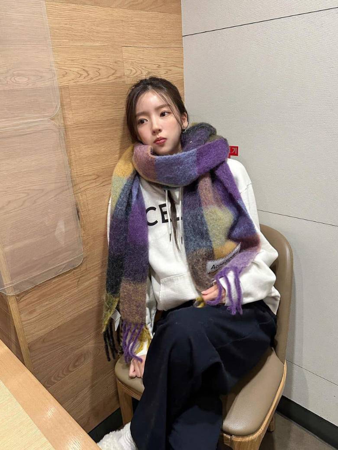 Acne Studios Mohair Checked Muffler Anthracite Grey Yellow Purple, Acne Studios Mohair Check Muffler Grey Green Black 착용 스타일 - 2
