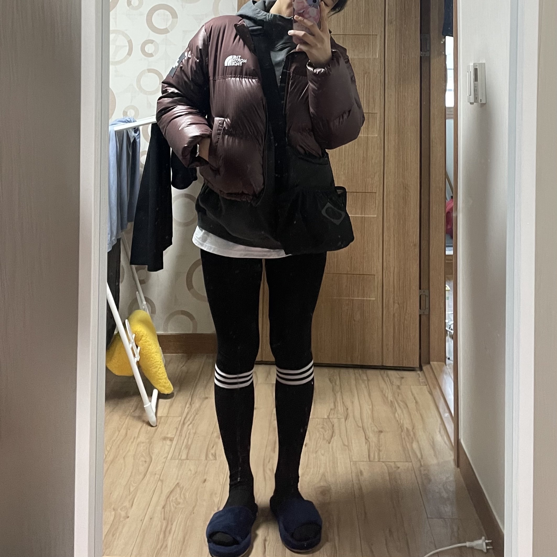 (W) The North Face White Label Novelty Nuptse Down Jacket Cocoa Brown, (W) Mischief Rhombus Side Button Up Hoodie Washed Charcoal 착용 스타일