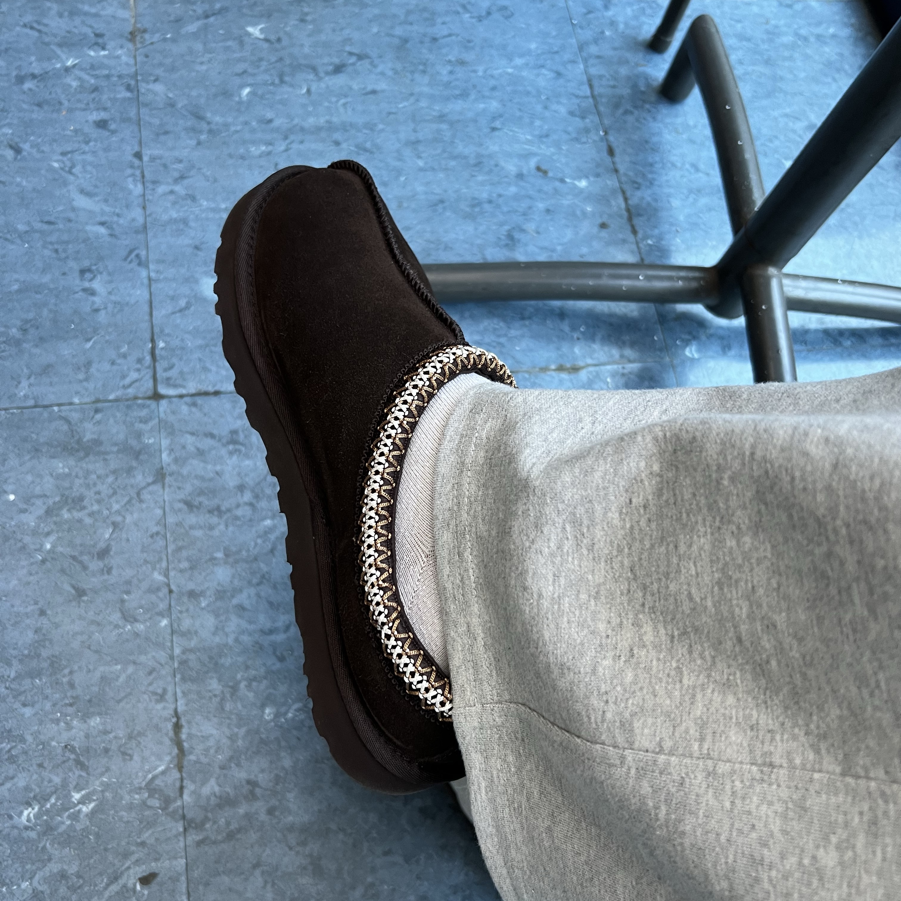 UGG Tasman Slipper Dusted Cocoa 착용 스타일