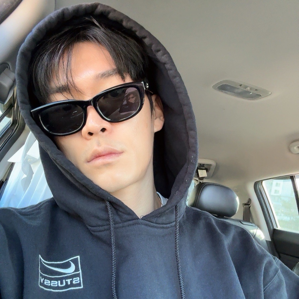 Gentle Monster Monochrome 01 Black, Nike x Stussy NRG RA Washed Pullover Hoodie Black (DN4029-010) 착용 스타일 - 2