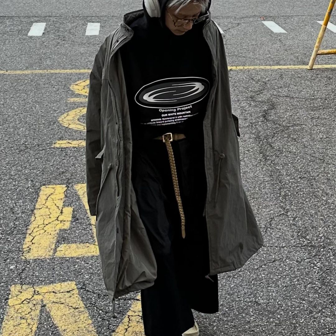Opening Project Oval Logo Hoodie Black, Opening Project Oval Logo Hoodie Charcoal 착용 스타일 - 3