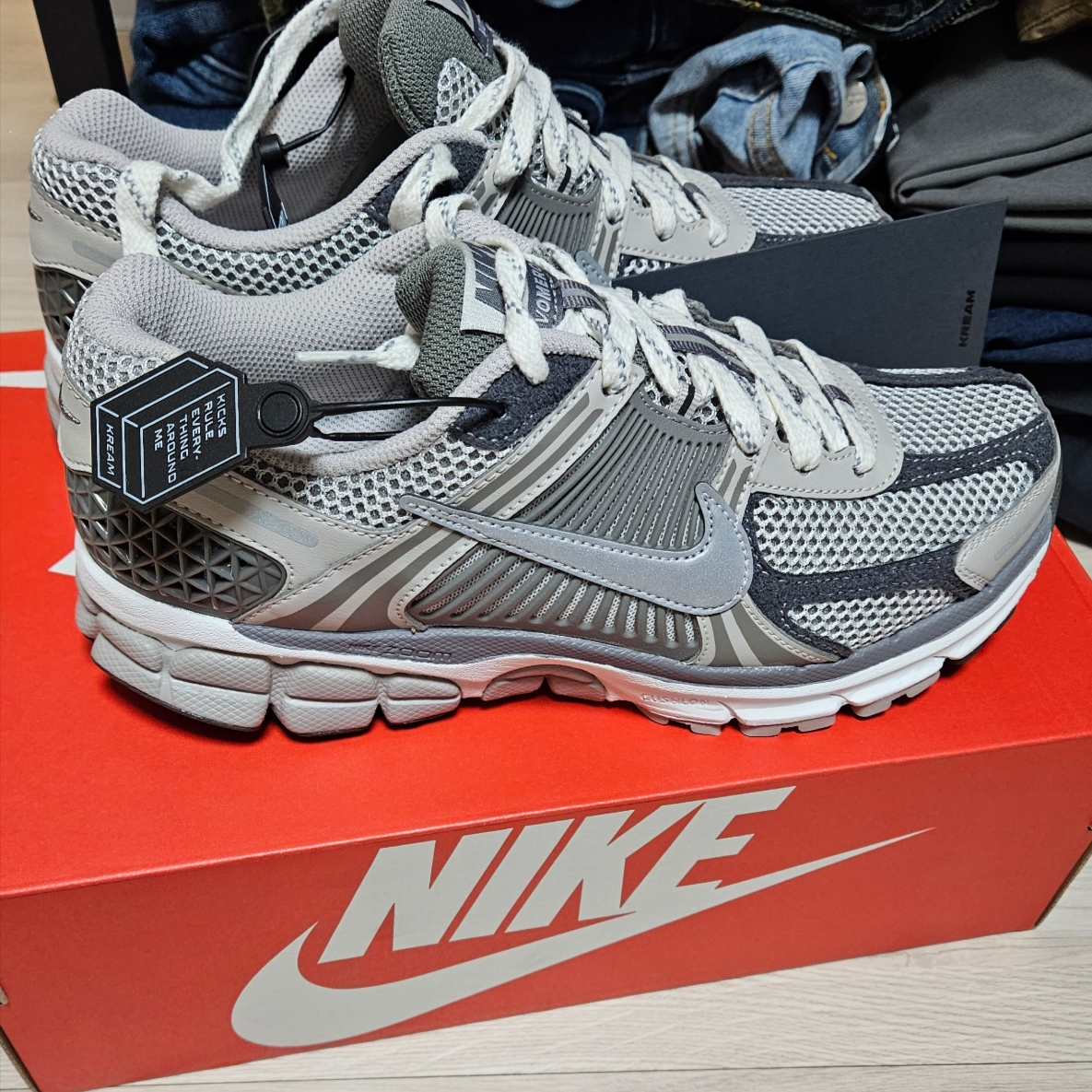 Nike Zoom Vomero 5 PRM Light Iron Ore and Flat Fewter 착용 스타일