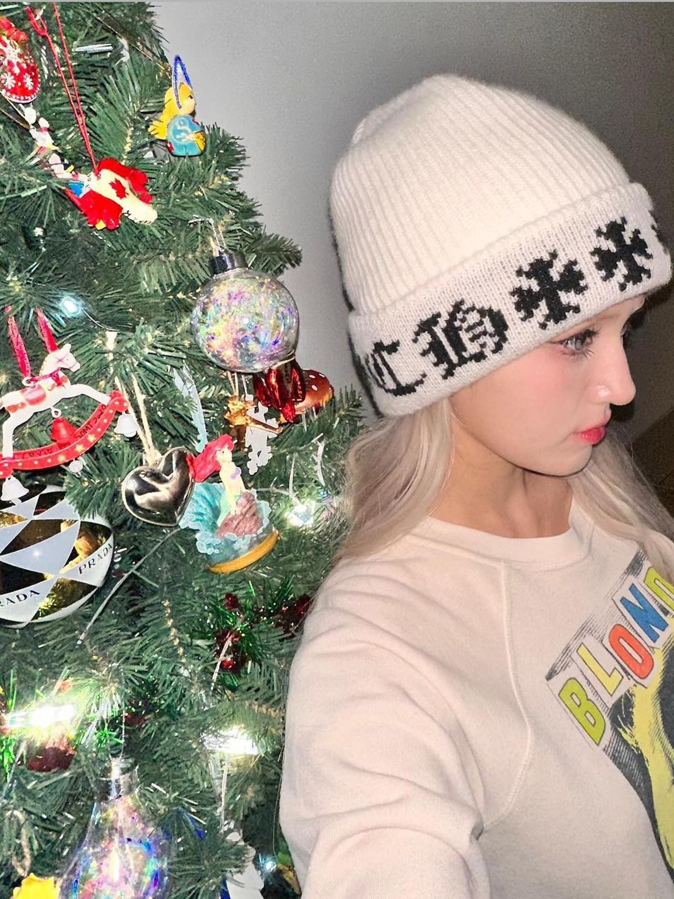 Chrome Hearts Big Daddy Cashmere Beanie Light Blue White, Chrome Hearts Big Daddy Cashmere Beanie Black (Star Top Button Ver.) 착용 스타일 - 4
