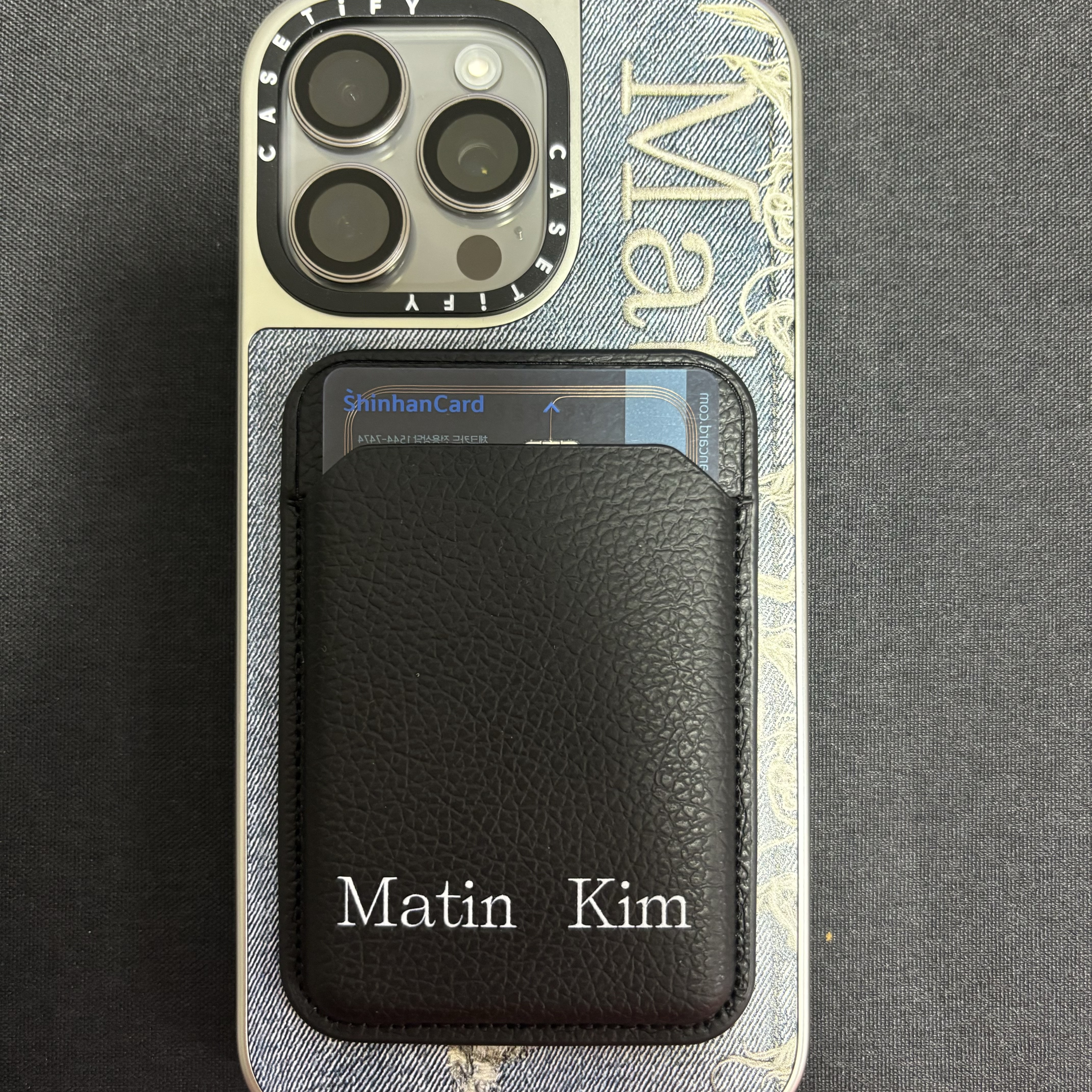 Casetify x Matin Kim Basic Logo MagSafe Wallet Black 착용 스타일