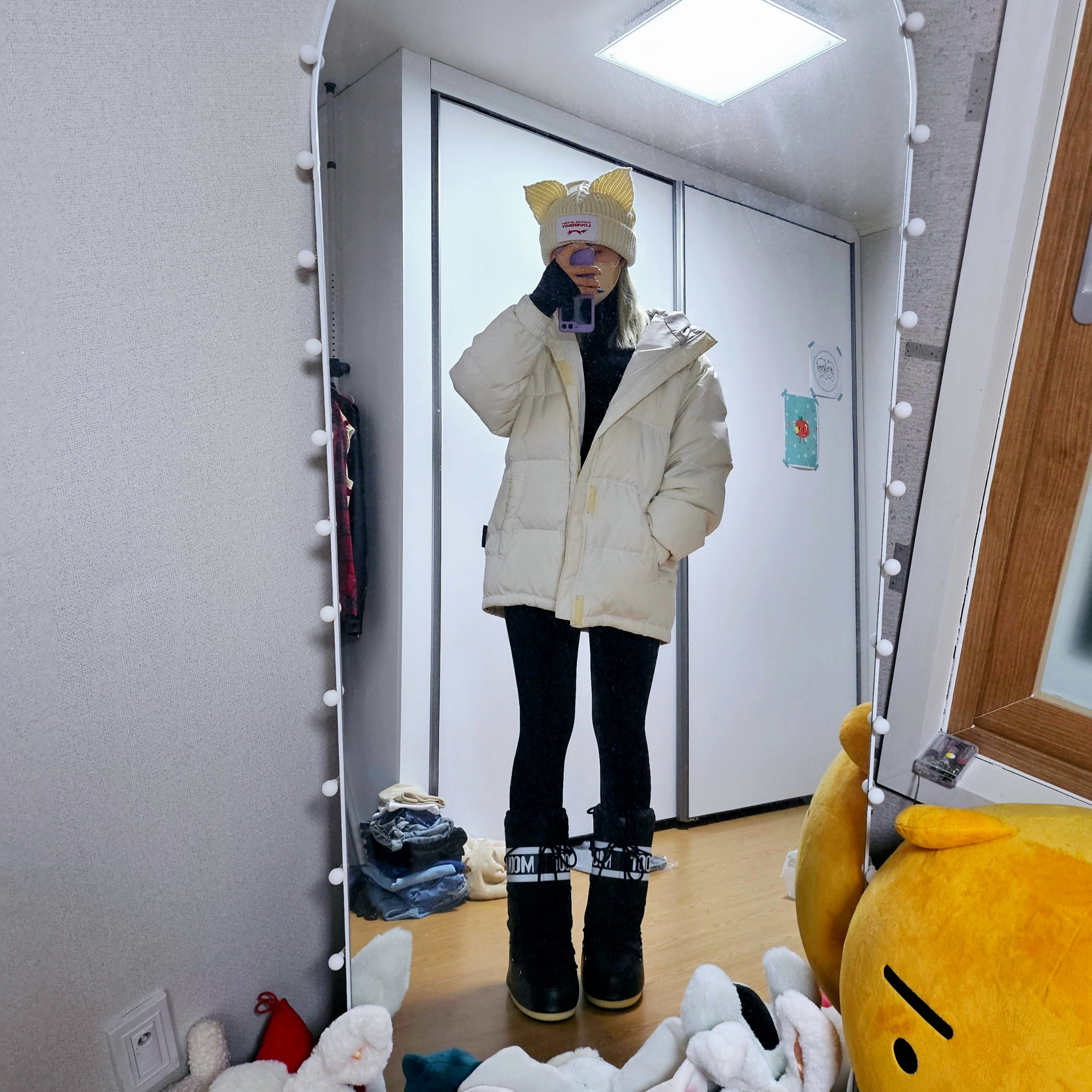 (W) Moon Boot Icon Nylon Boots Black, Charles Jeffrey Loverboy Chunky Ears Beanie Ecru 착용 스타일 - 2