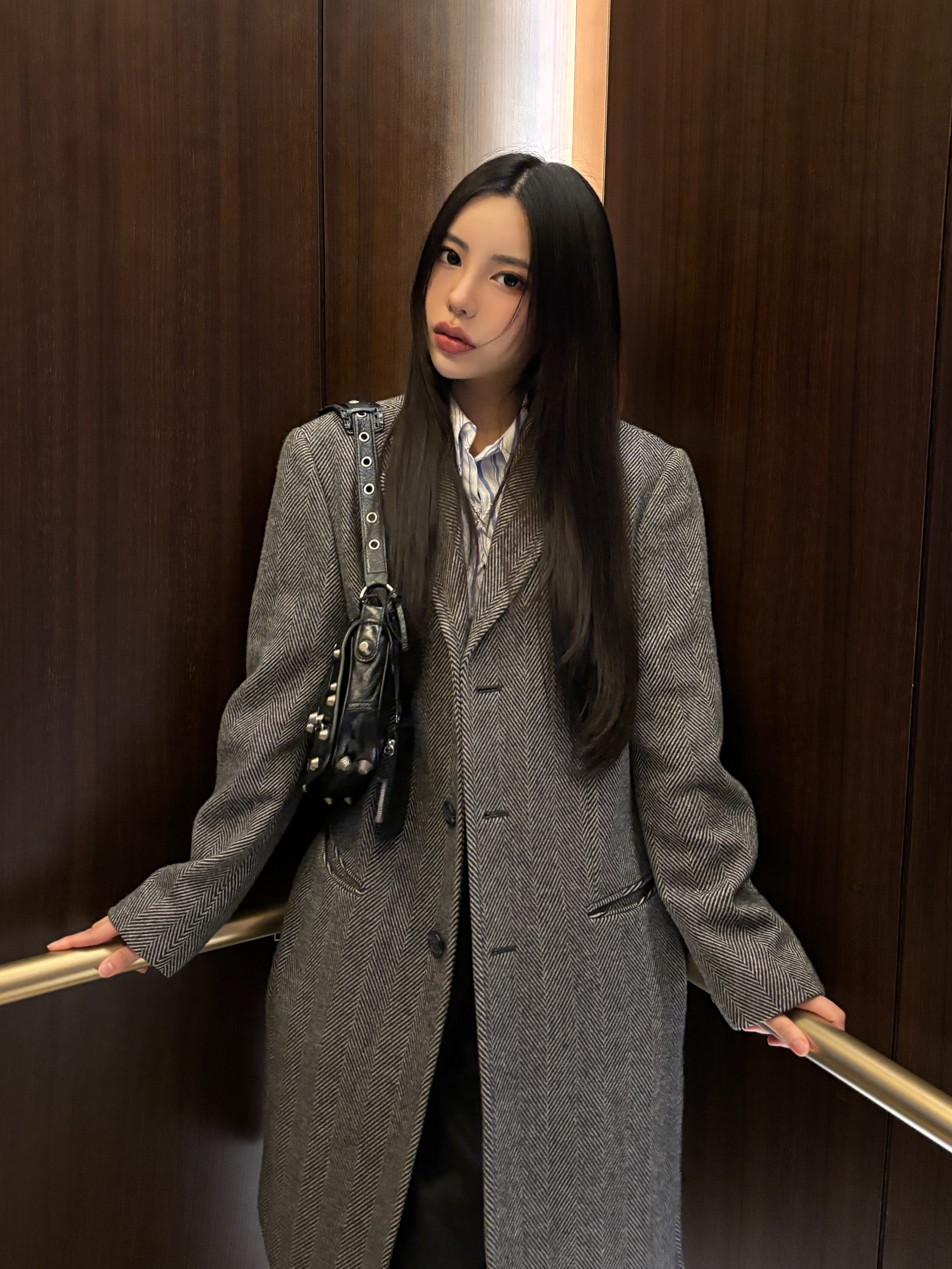 Balenciaga Arena Lambskin Aged Silver Hardware Le Cagole XS Flap Bag Black 착용 스타일 - 1