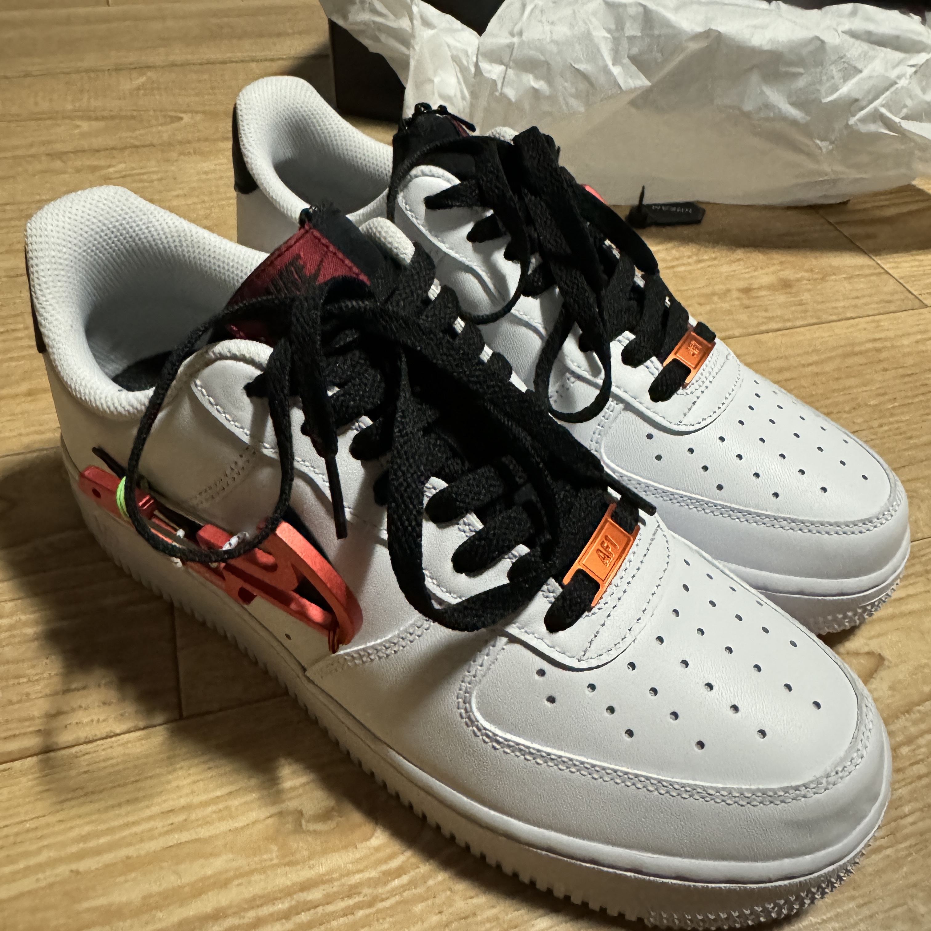 Nike Air Force 1 '07 PRM Carabiner Red 착용 스타일 - 3