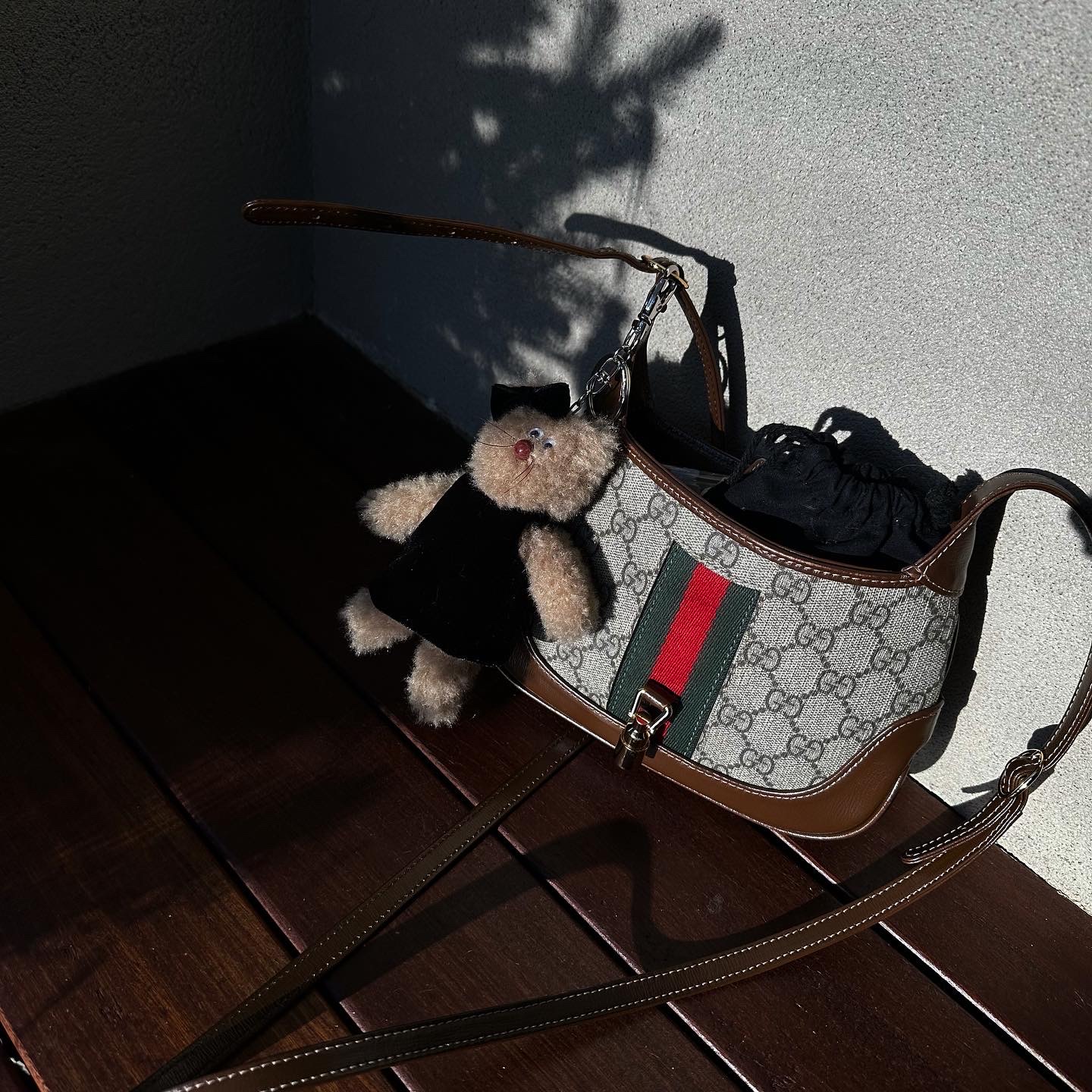 Gucci Jackie 1961 Mini Shoulder Bag Beige Ebony 착용 스타일