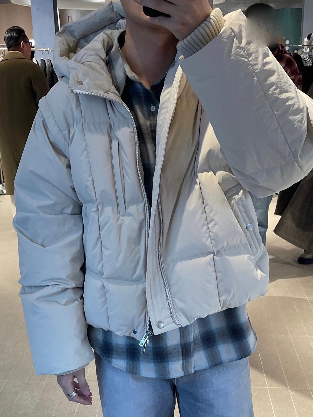 [KREAM 단독] Haleine Detachable Hooded Goose Down Jacket Creambeige (VJ406) 착용 스타일