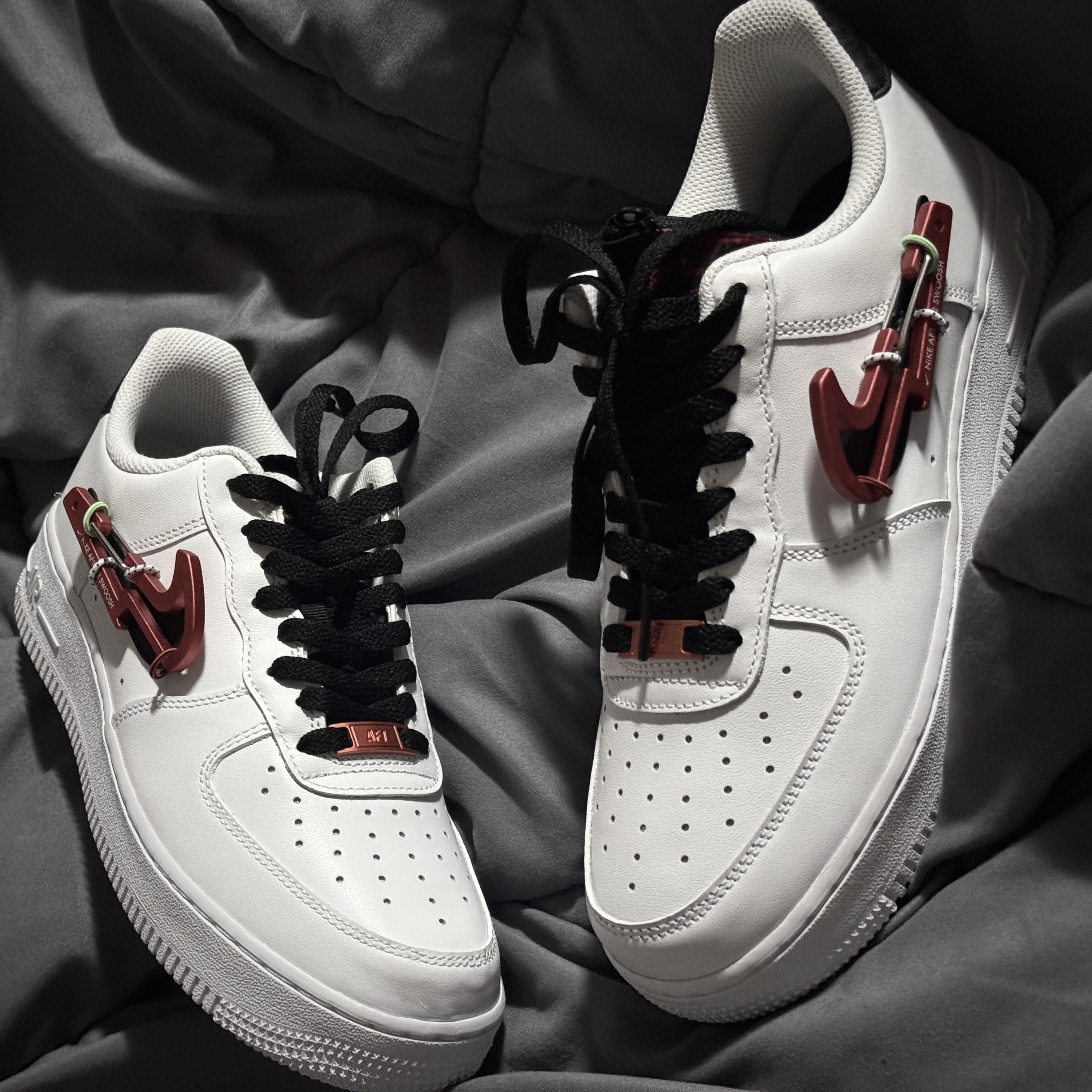 Nike Air Force 1 '07 PRM Carabiner Red 착용 스타일 - 1