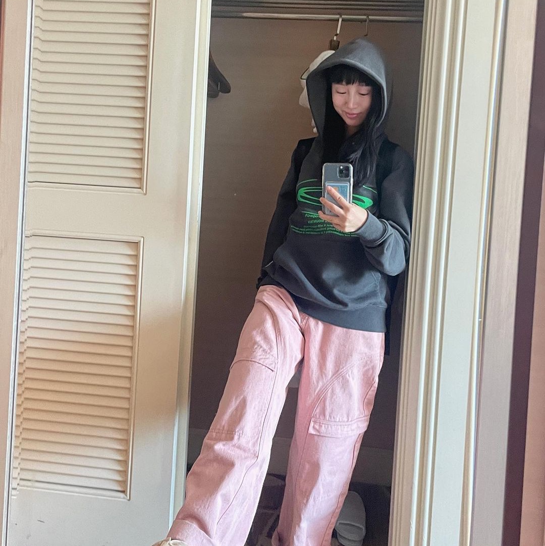 Opening Project Oval Logo Hoodie Charcoal, Opening Project Oval Logo Hoodie Black 착용 스타일 - 1