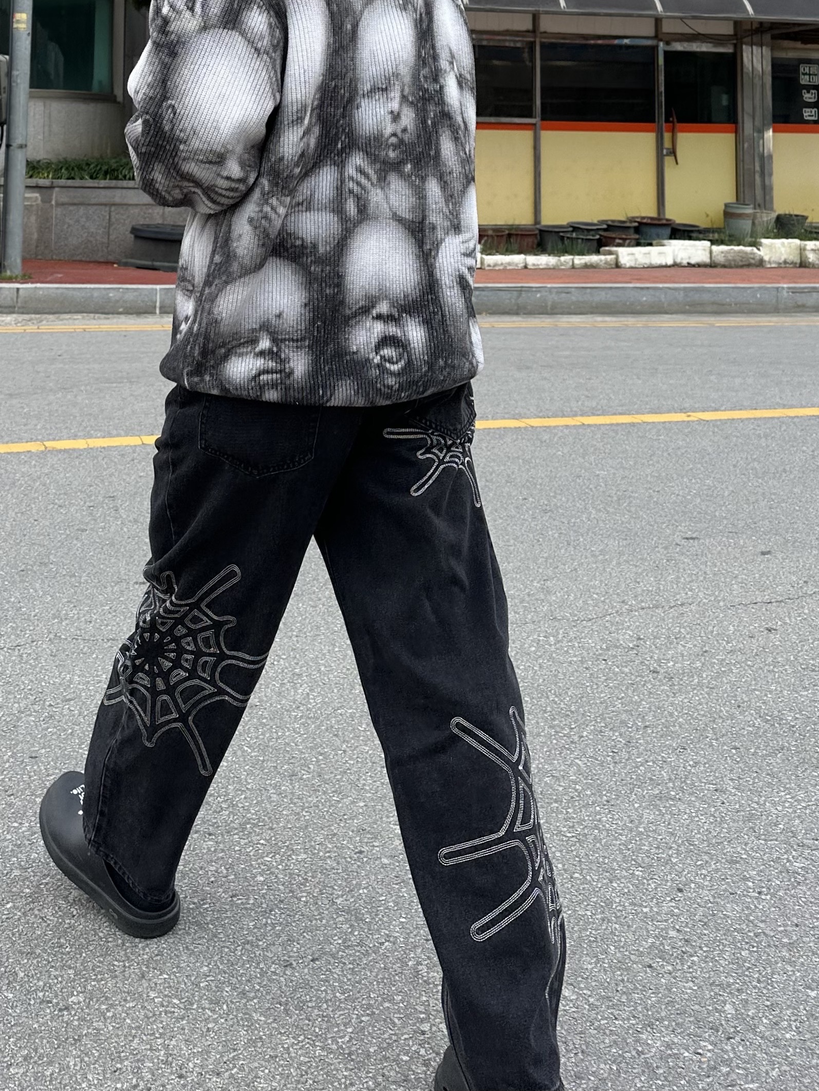 Supreme H.R. Giger Sweater Multicolor - 23FW, Oofos x Takahiromiyashita The Soloist The Day The Whole World Went Away Clog Black 착용 스타일 - 2