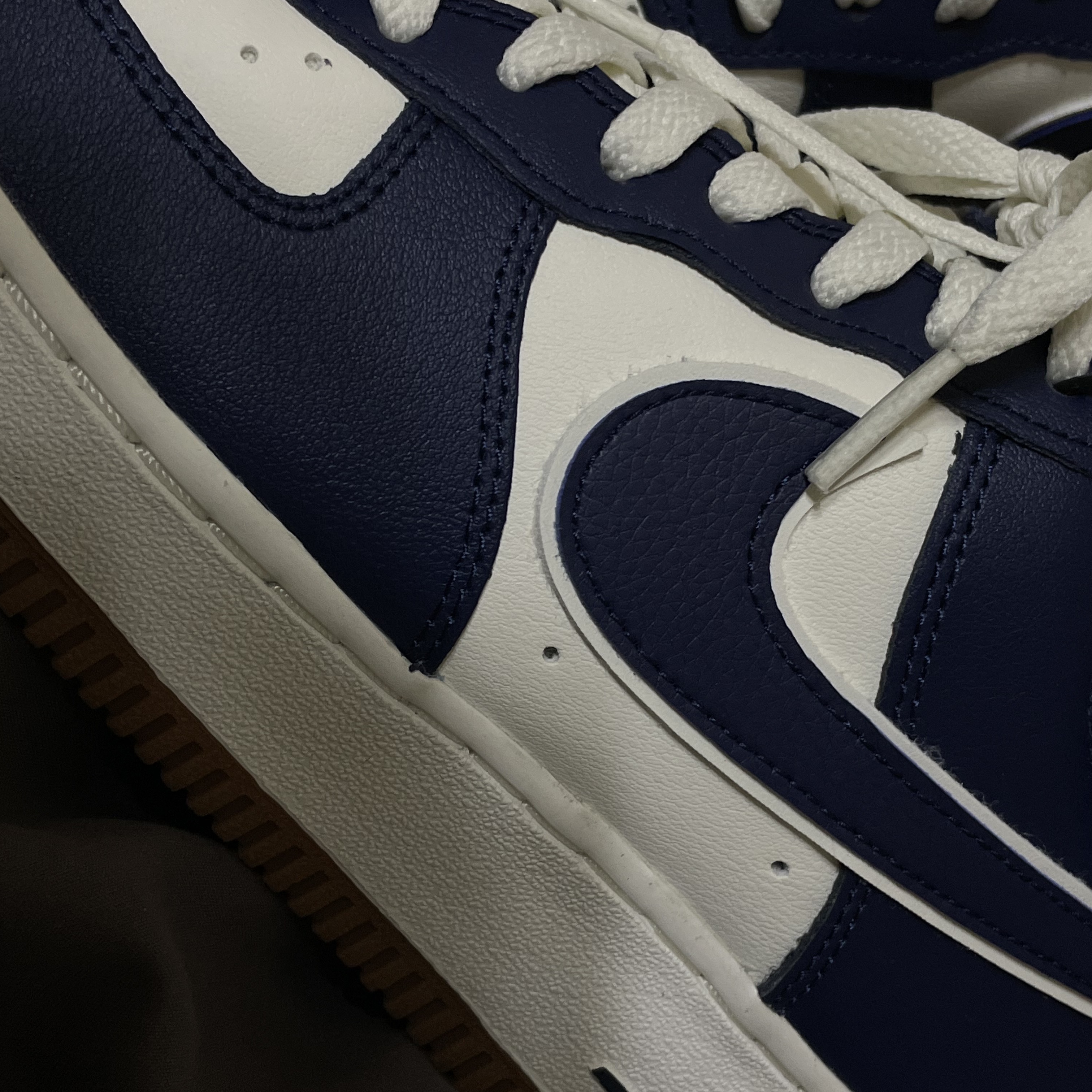 Nike Air Force 1 '07 LV8 Midnight Navy 착용 스타일 - 1
