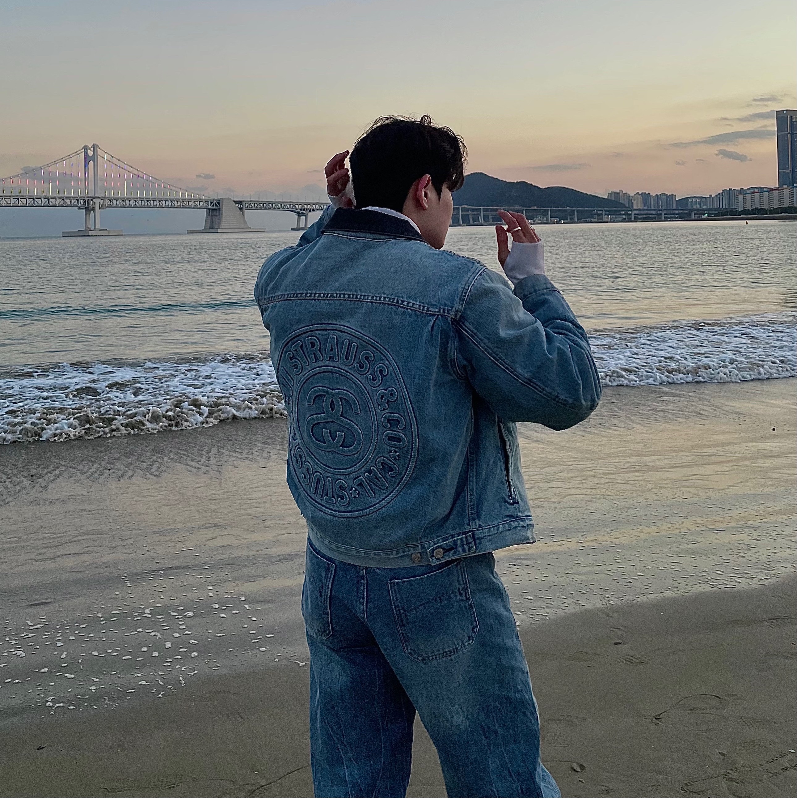 Stussy x Levi's Embossed Trucker Jacket Indigo, New Balance x Recto 574 Ash Cream Legacy 착용 스타일 - 1