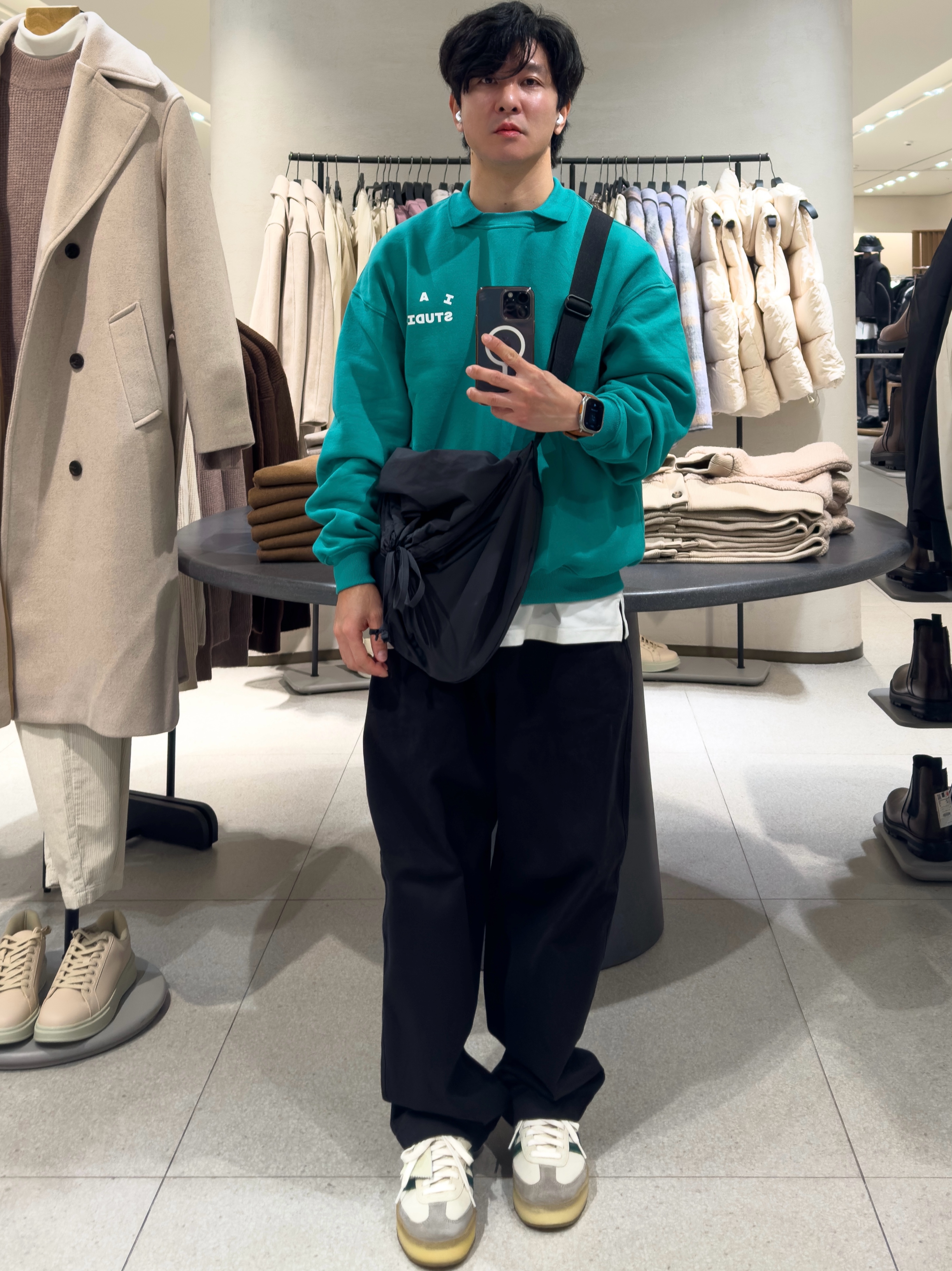 IAB Studio Rugby Sweatshirt Mint - The Hyundai Seoul Exclusive, Adidas x Clarks x Ronnie Fieg 8th Street Samba Chalk White Green 착용 스타일