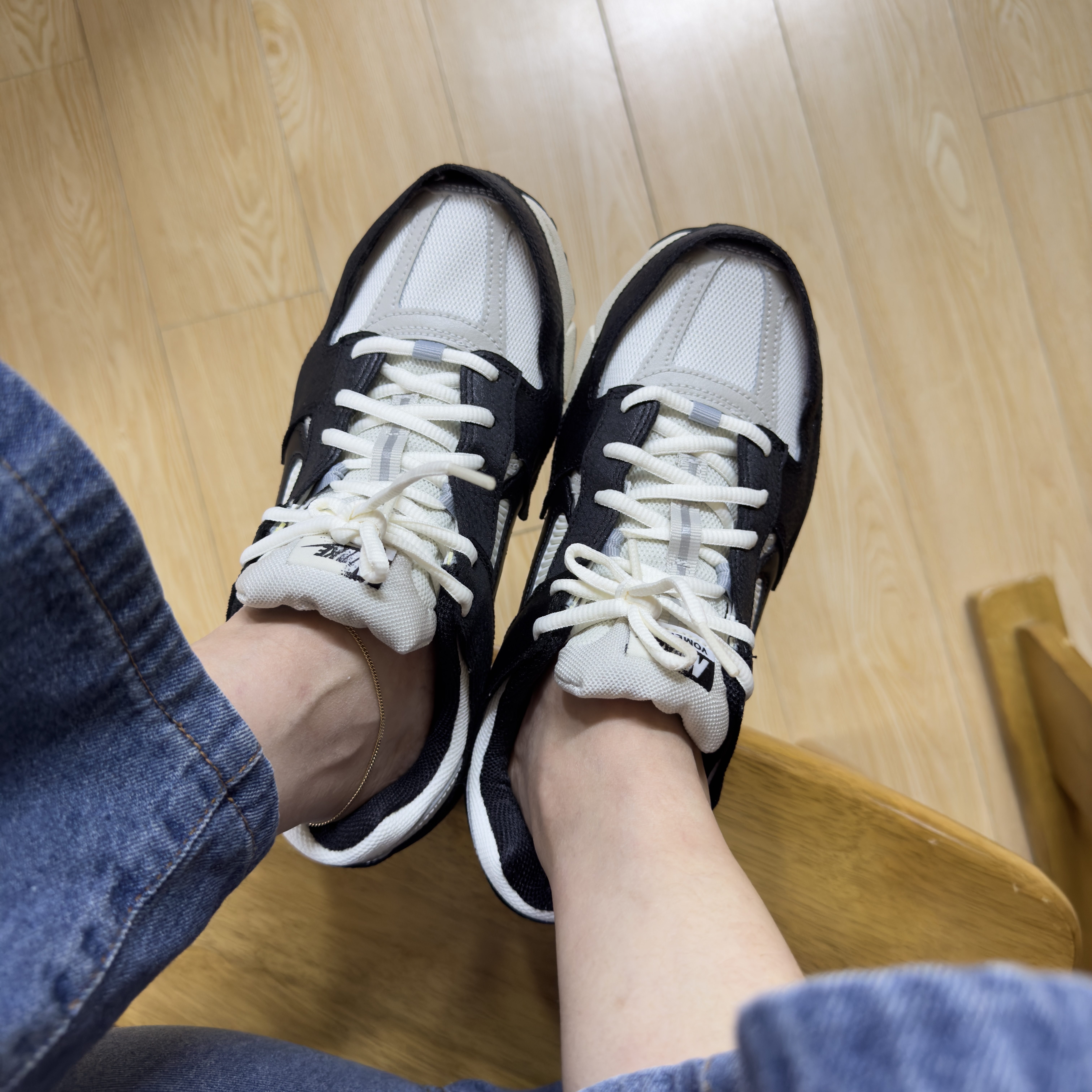 (W) Nike Zoom Vomero 5 Wolf Grey and Black 착용 스타일