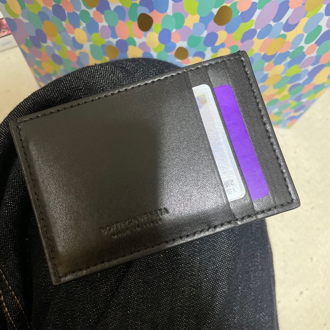Bottega Veneta Credit Card Case Calfskin Black 착용 스타일