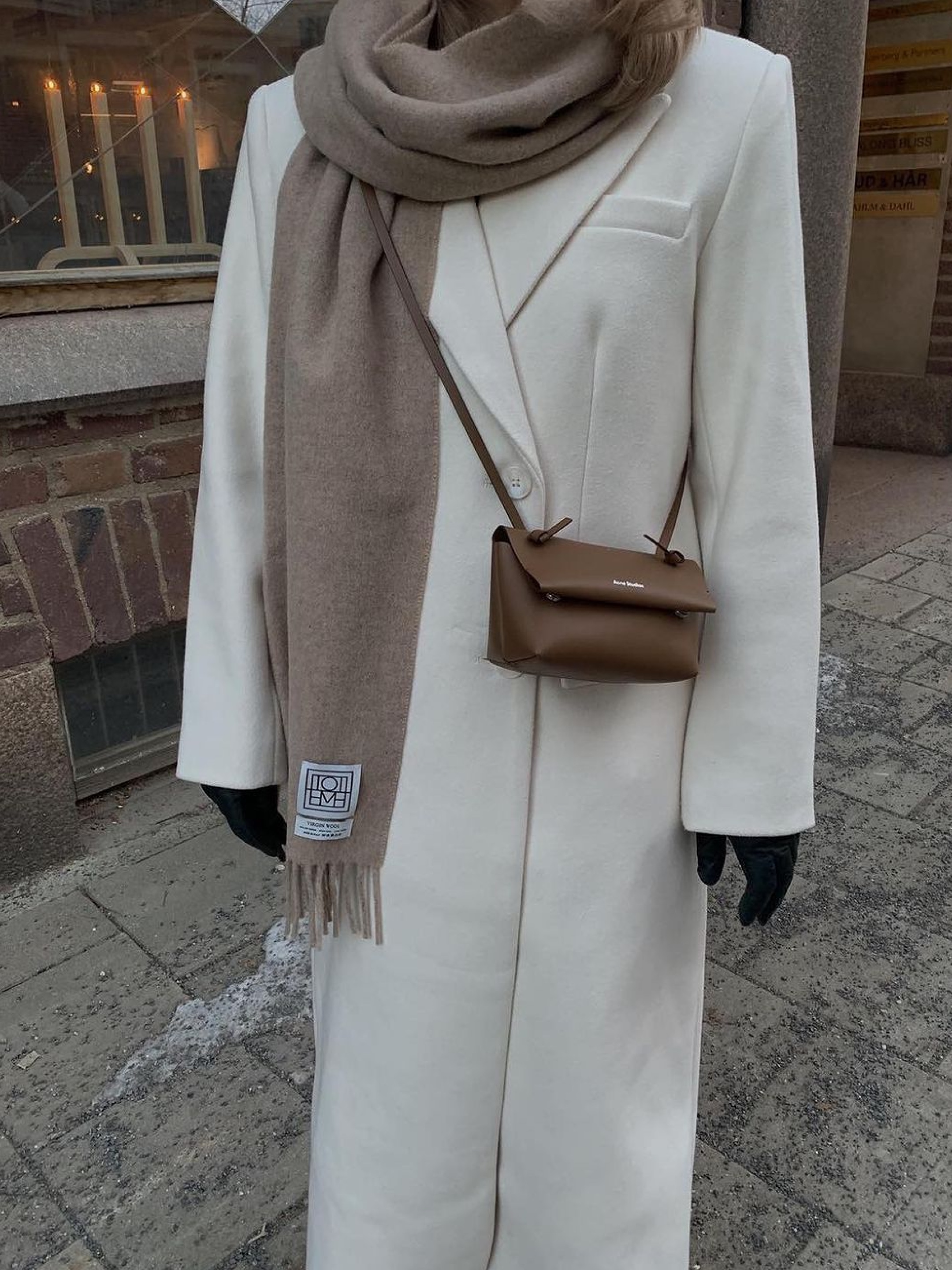 Toteme Classic Wool Muffler Dark Grey Melange, Toteme Classic Wool Muffler Light Grey Melange 착용 스타일 - 3