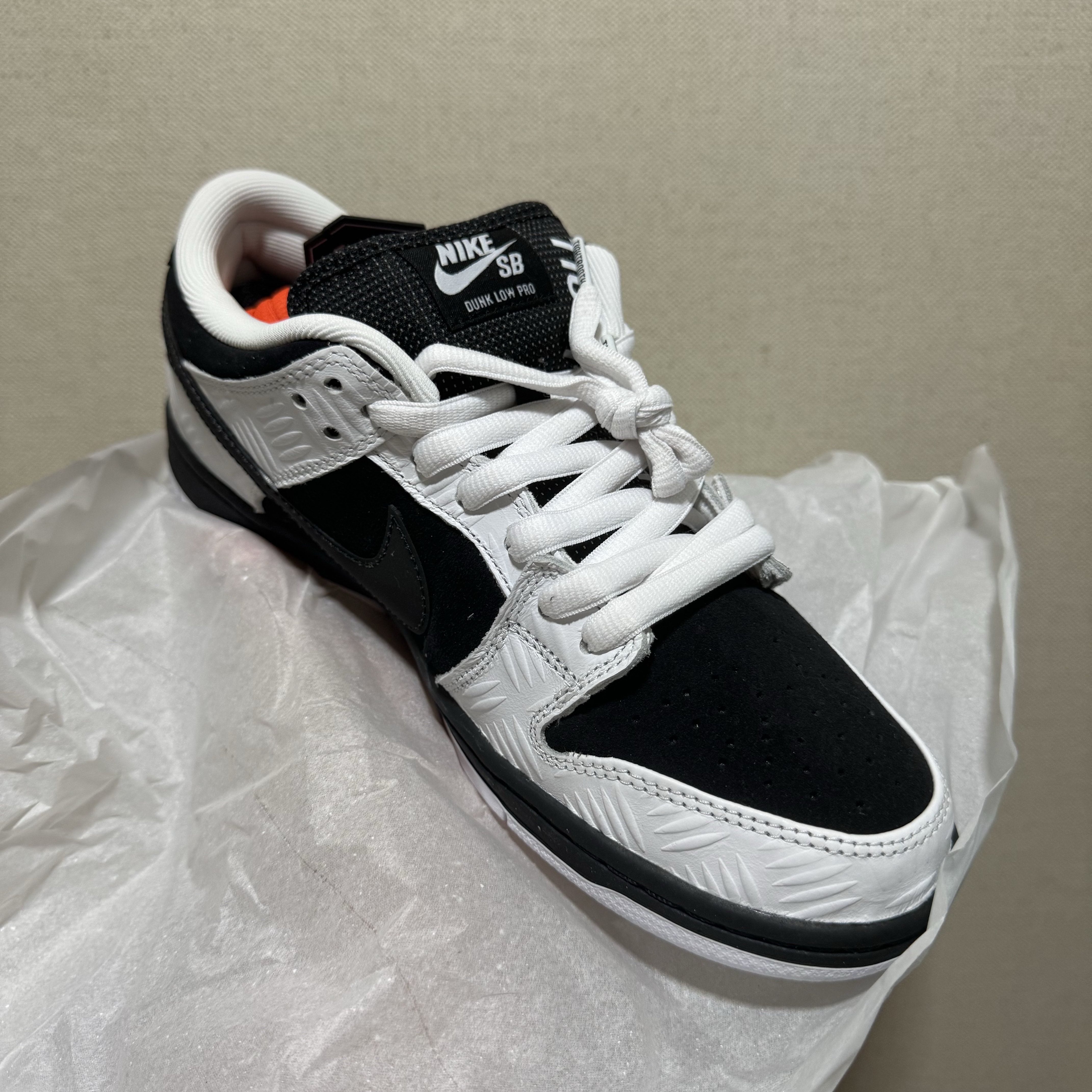 Nike x Tightbooth SB Dunk Low Pro Black and White 착용 스타일