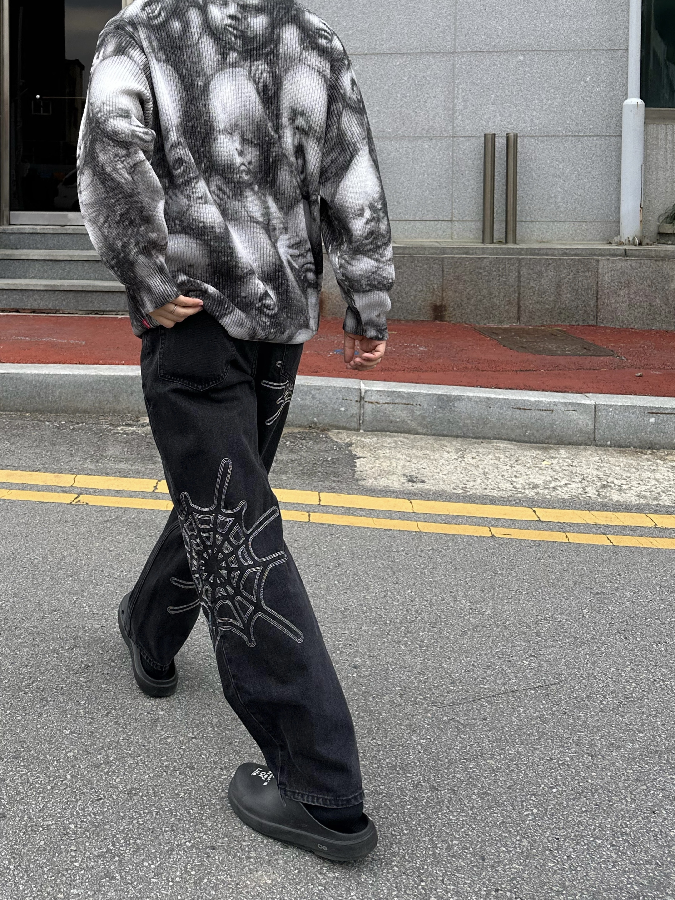 Supreme H.R. Giger Sweater Multicolor - 23FW, Oofos x Takahiromiyashita The Soloist The Day The Whole World Went Away Clog Black 착용 스타일 - 1