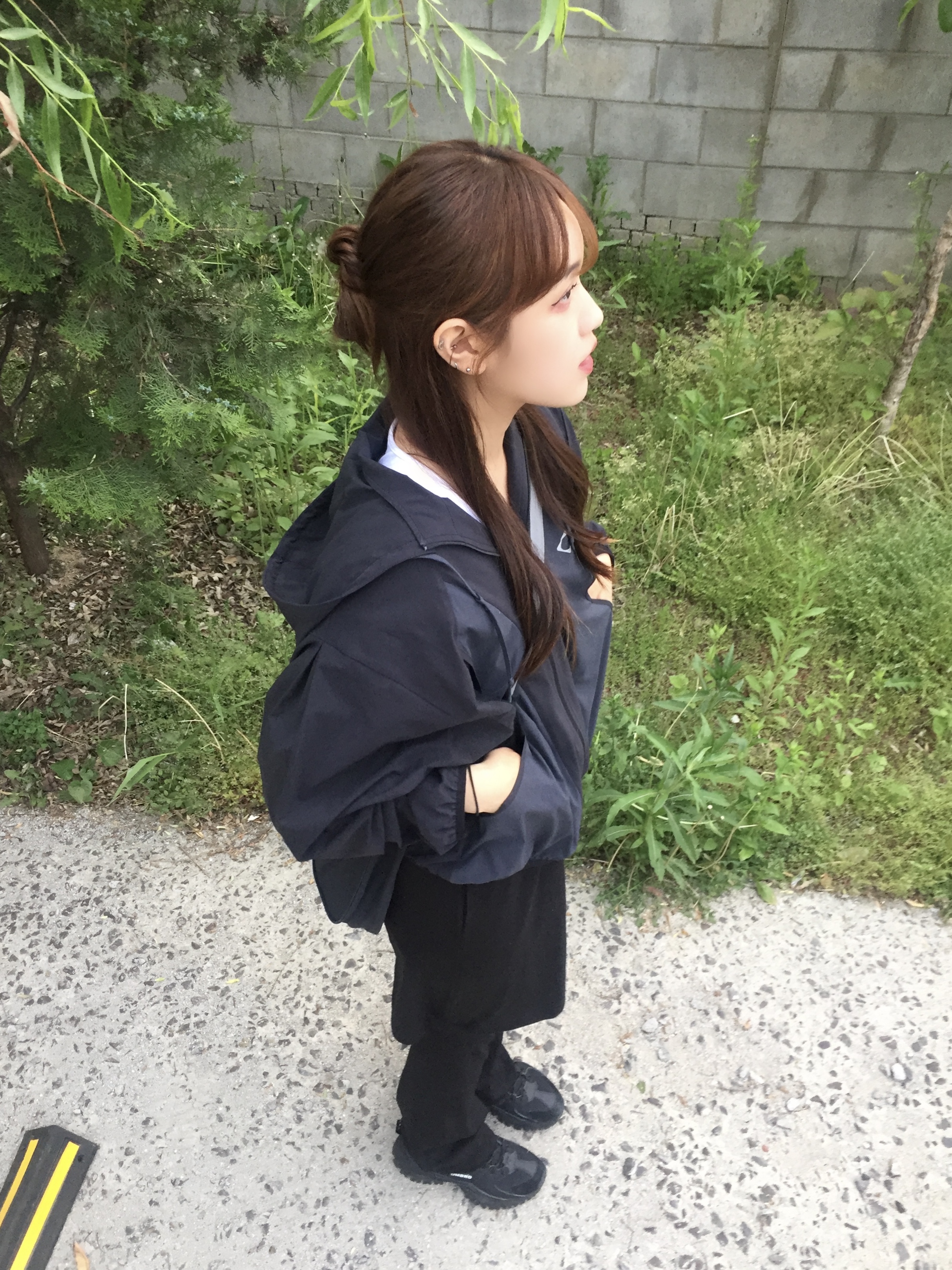 Mischief Rhombus Light Weight Cross Bag Black - The Hyundai Seoul Exclusive, (W) Mischief SS Color Blocked Windbreaker Black 착용 스타일 - 2