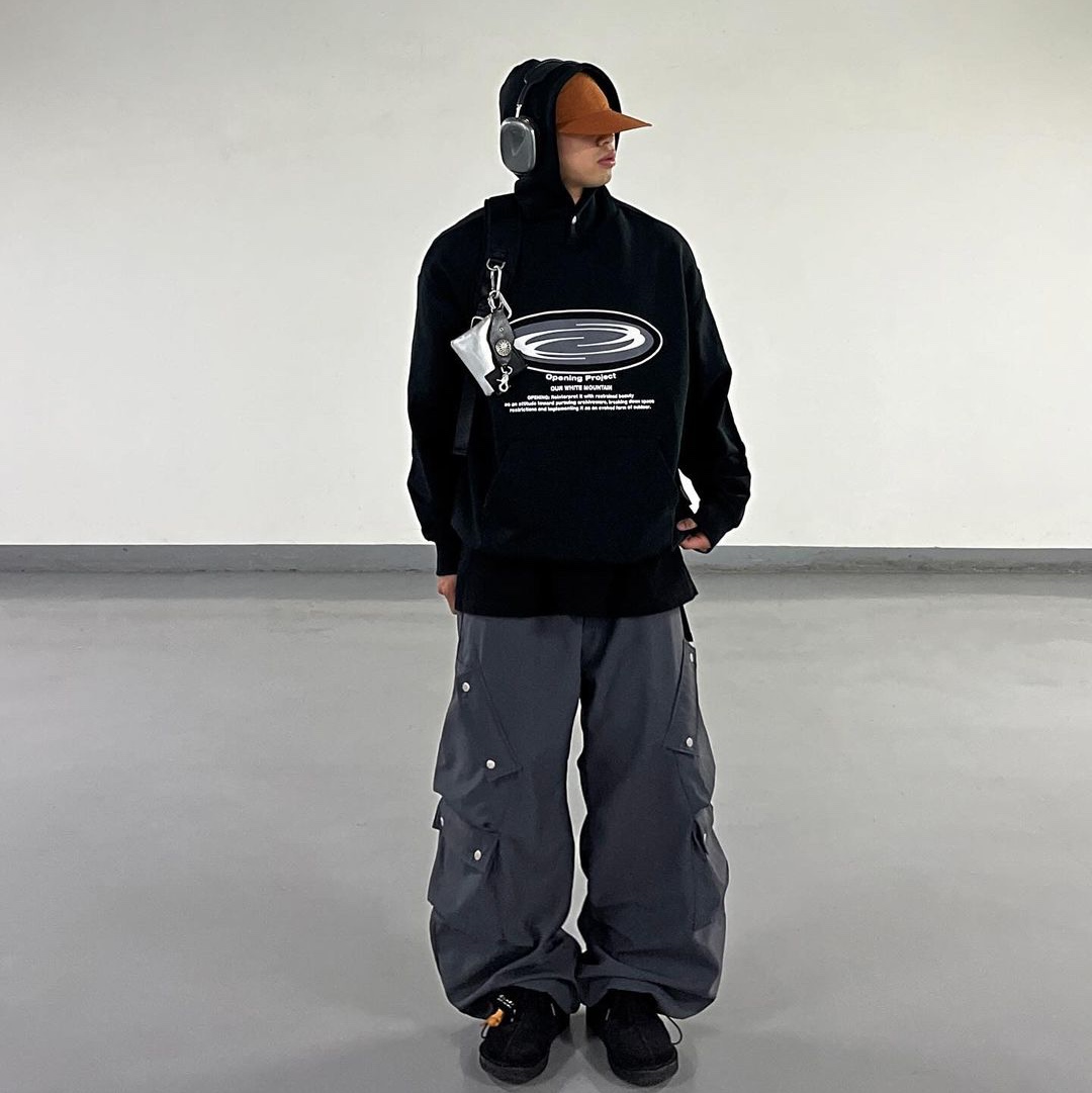 Opening Project Oval Logo Hoodie Black, Opening Project Oval Logo Hoodie Charcoal 착용 스타일 - 4