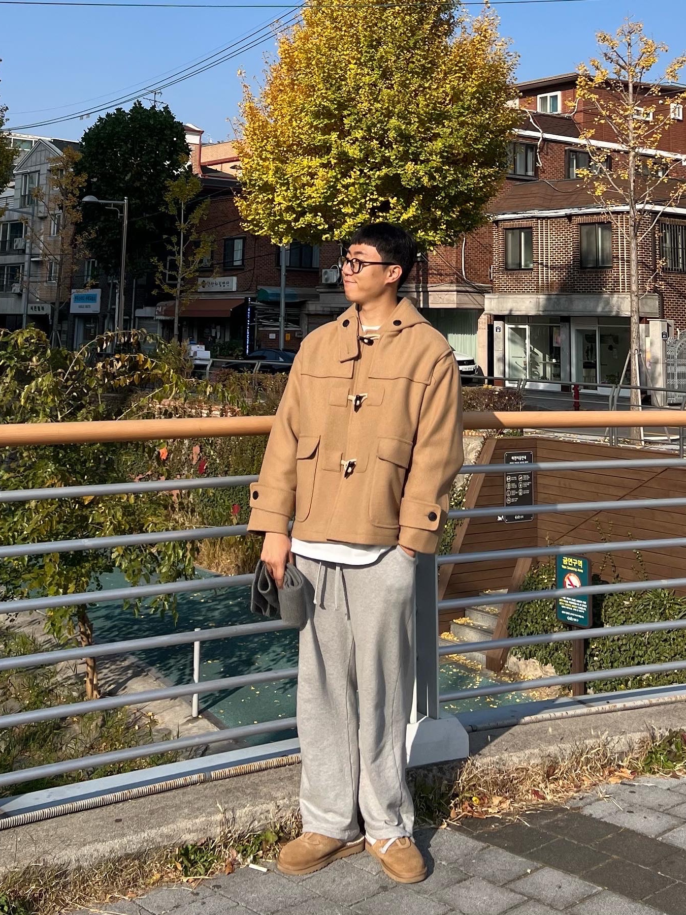 UGG x Telfar Slip On Chestnut 착용 스타일 - 2