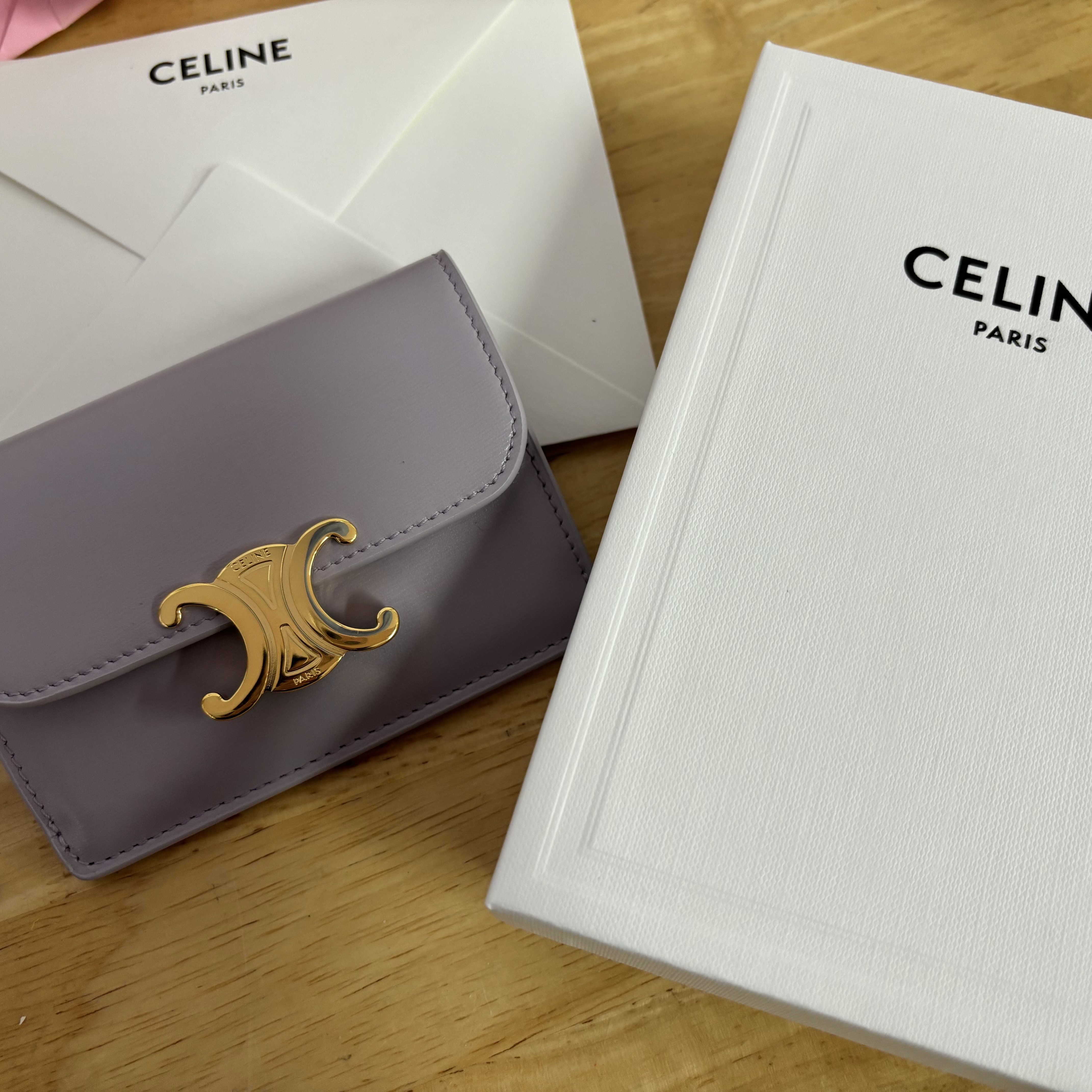 Celine Card Holder with Flap in Shiny Calfskin Light Lavender 착용 스타일