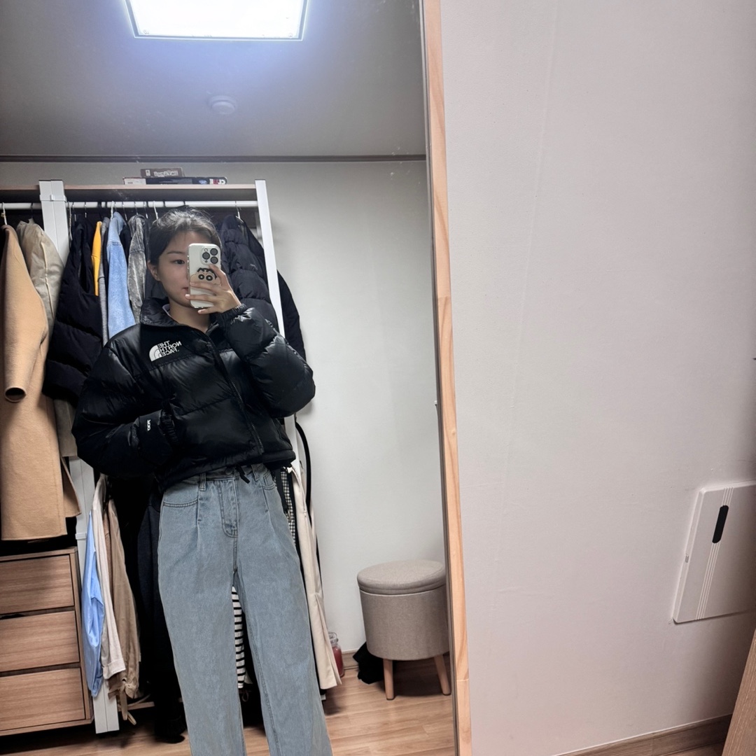 (W) The North Face Nuptse Short Jacket Black 착용 스타일 - 1