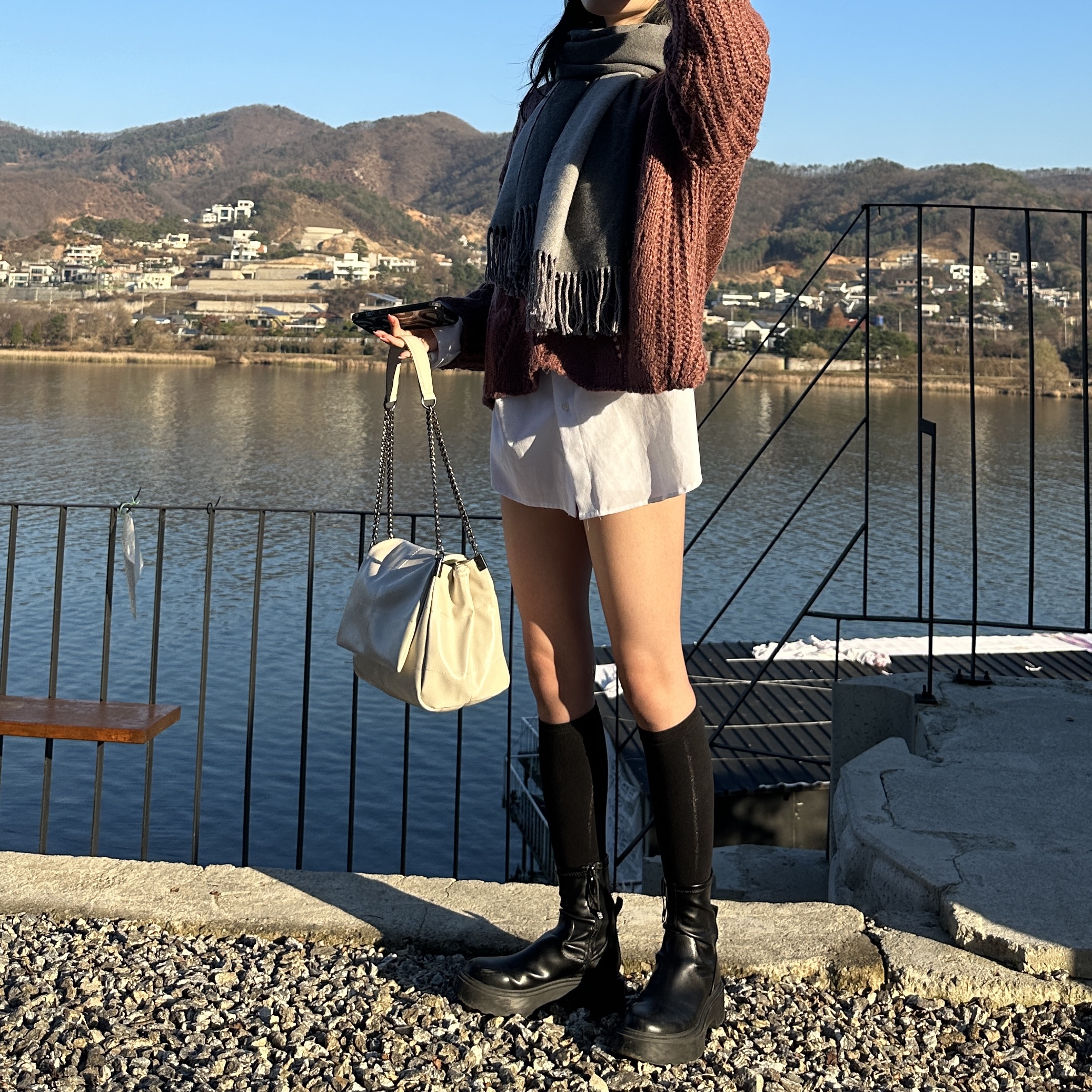 Zara Rock Flap Shoulder Bag Ecru 착용 스타일 - 1