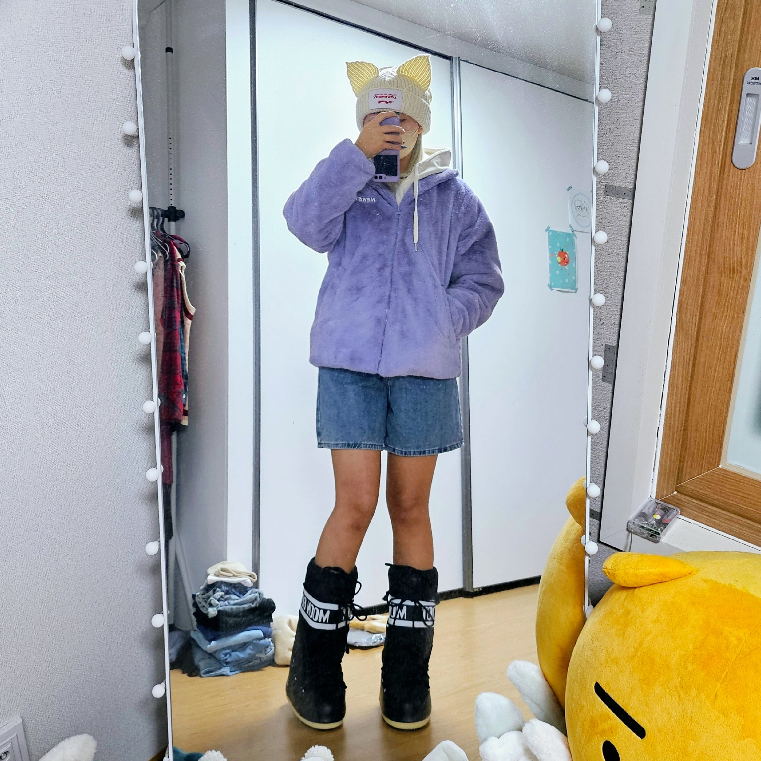 (W) Moon Boot Icon Nylon Boots Black, Charles Jeffrey Loverboy Chunky Ears Beanie Ecru 착용 스타일 - 5