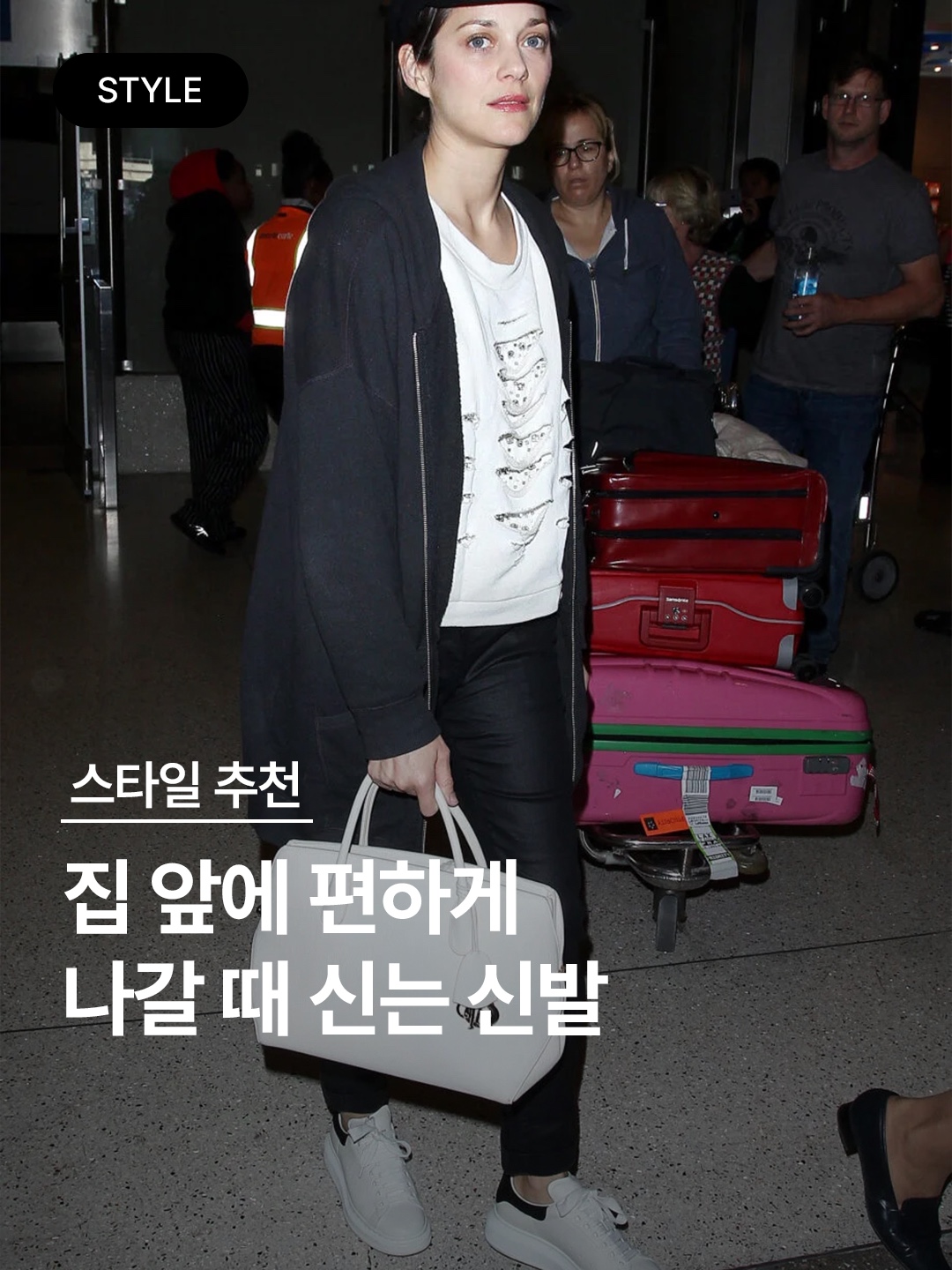 (W) Alexander McQueen Oversized Sneakers White Black, Alexander McQueen Oversized Sneakers White 착용 스타일 - 1