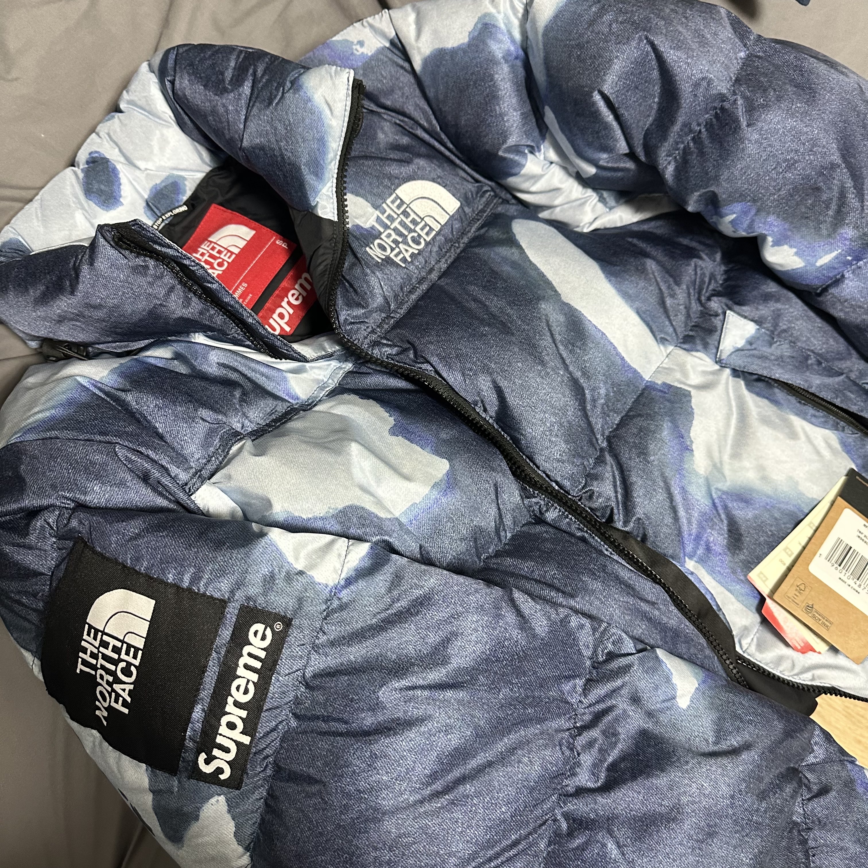 Supreme x The North Face Bleached Denim Print Nuptse Jacket Indigo - 21FW 착용 스타일