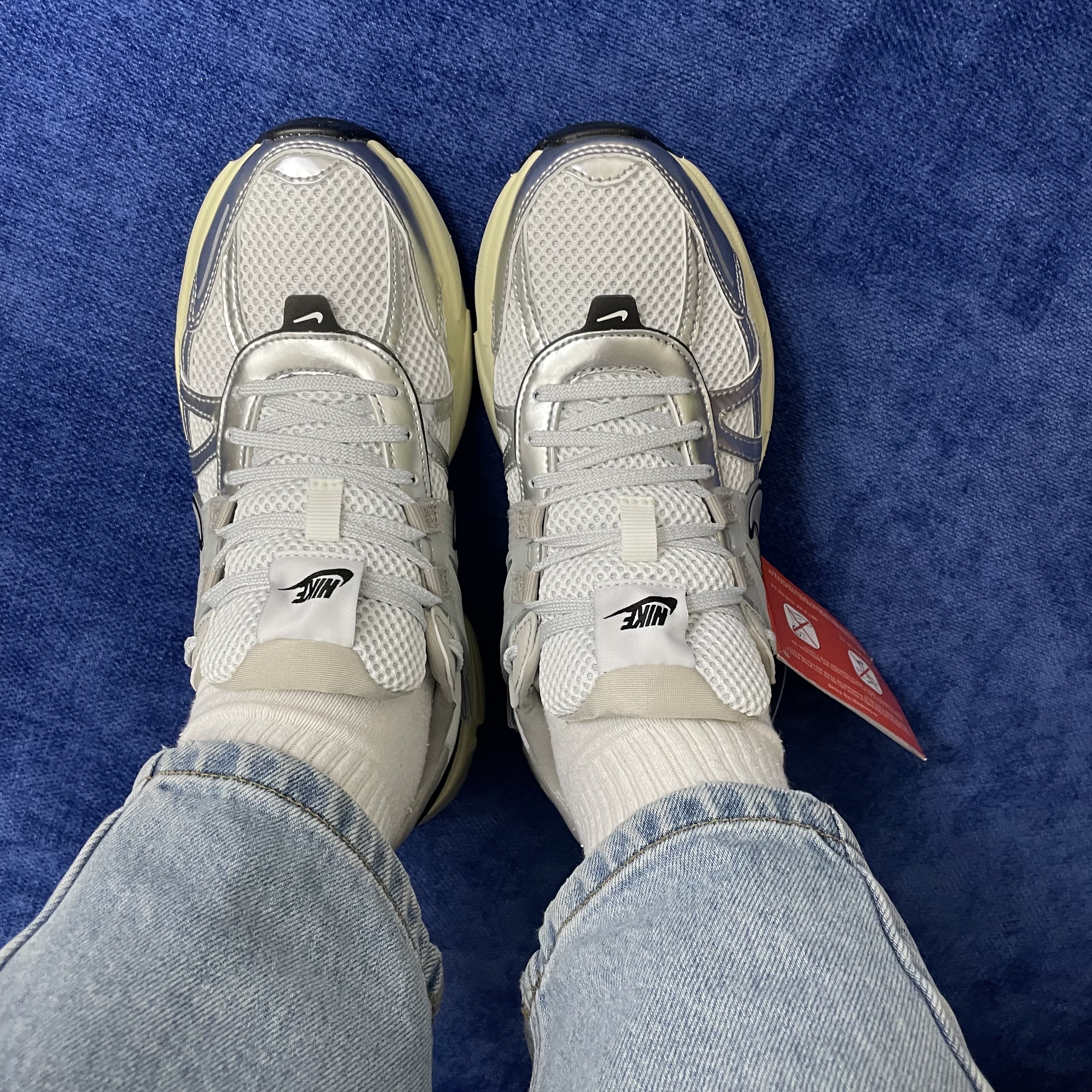 Nike V2K Run Summit White Metallic Silver 착용 스타일 - 1
