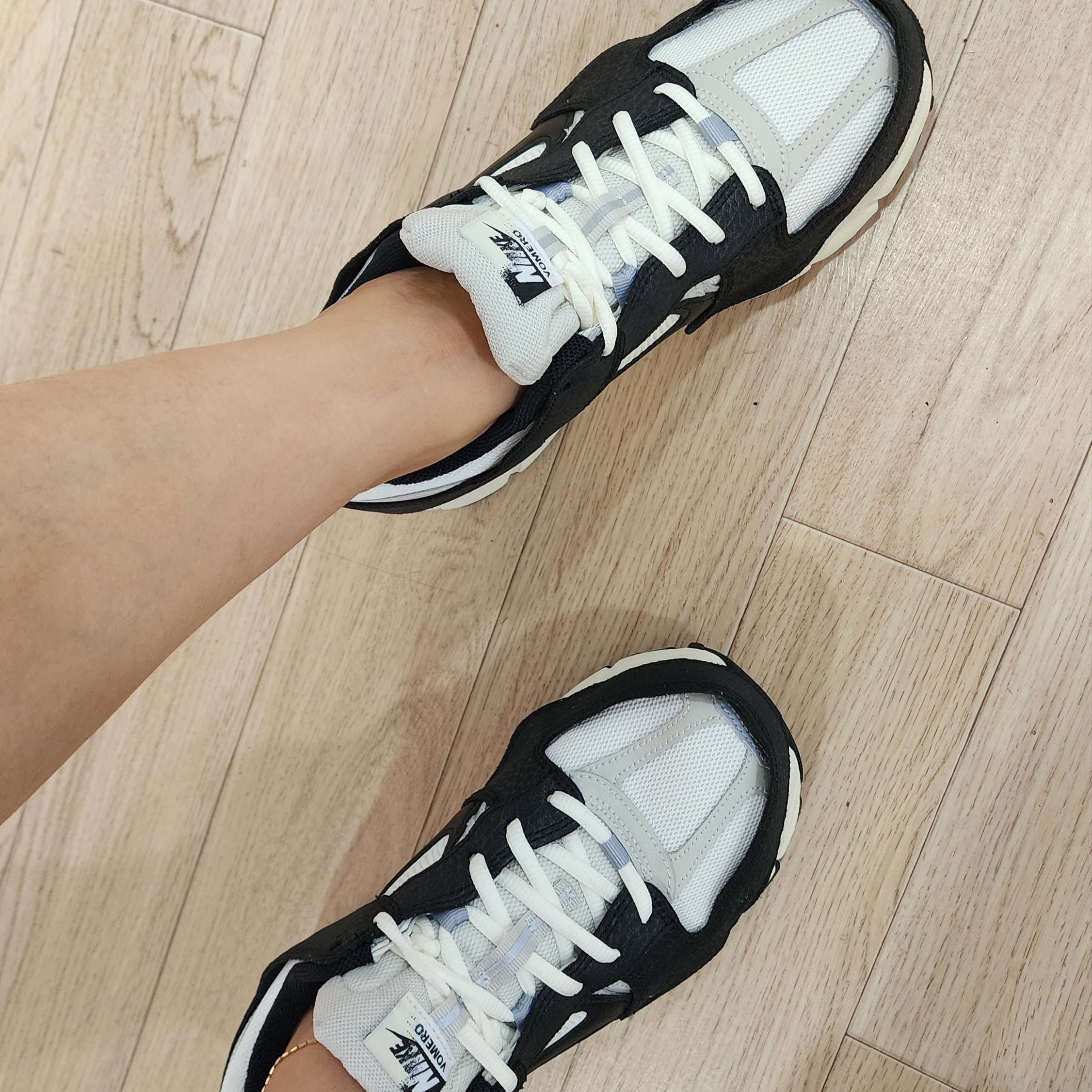 (W) Nike Zoom Vomero 5 Wolf Grey and Black 착용 스타일