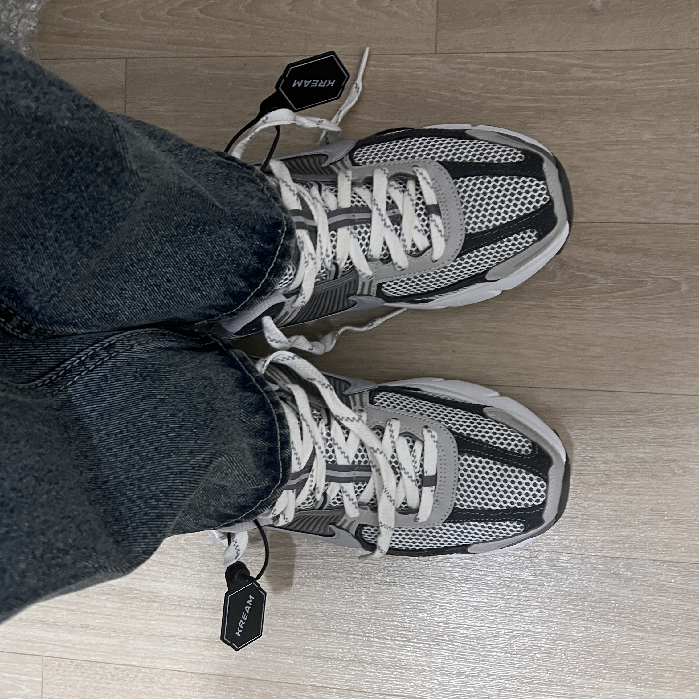 Nike Zoom Vomero 5 PRM Light Iron Ore and Flat Fewter 착용 스타일