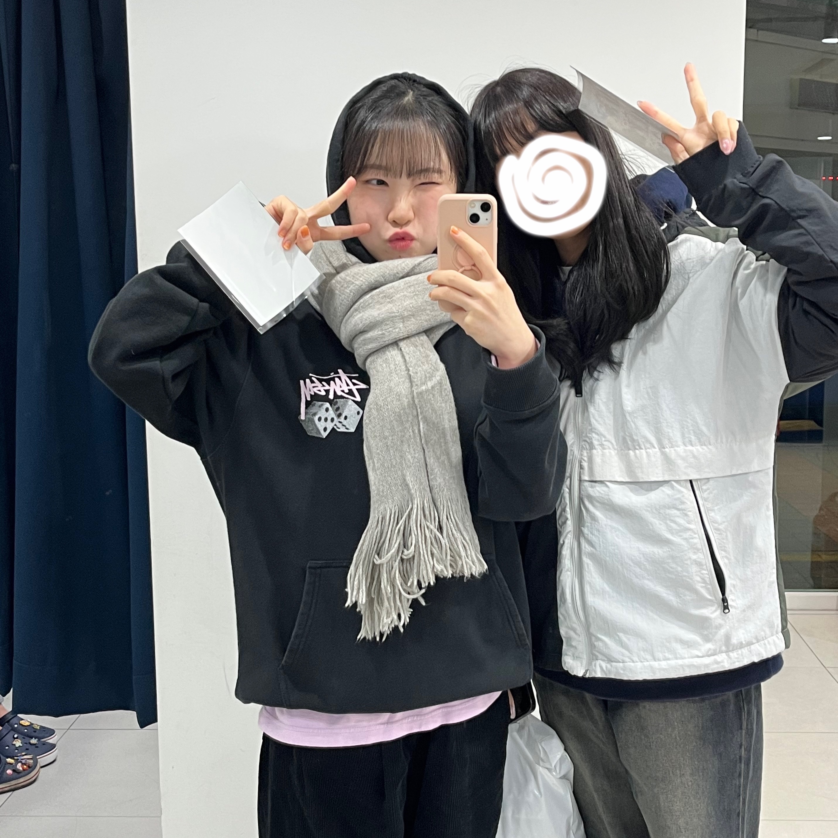 Stussy Roll The Dice Hoodie Black 착용 스타일