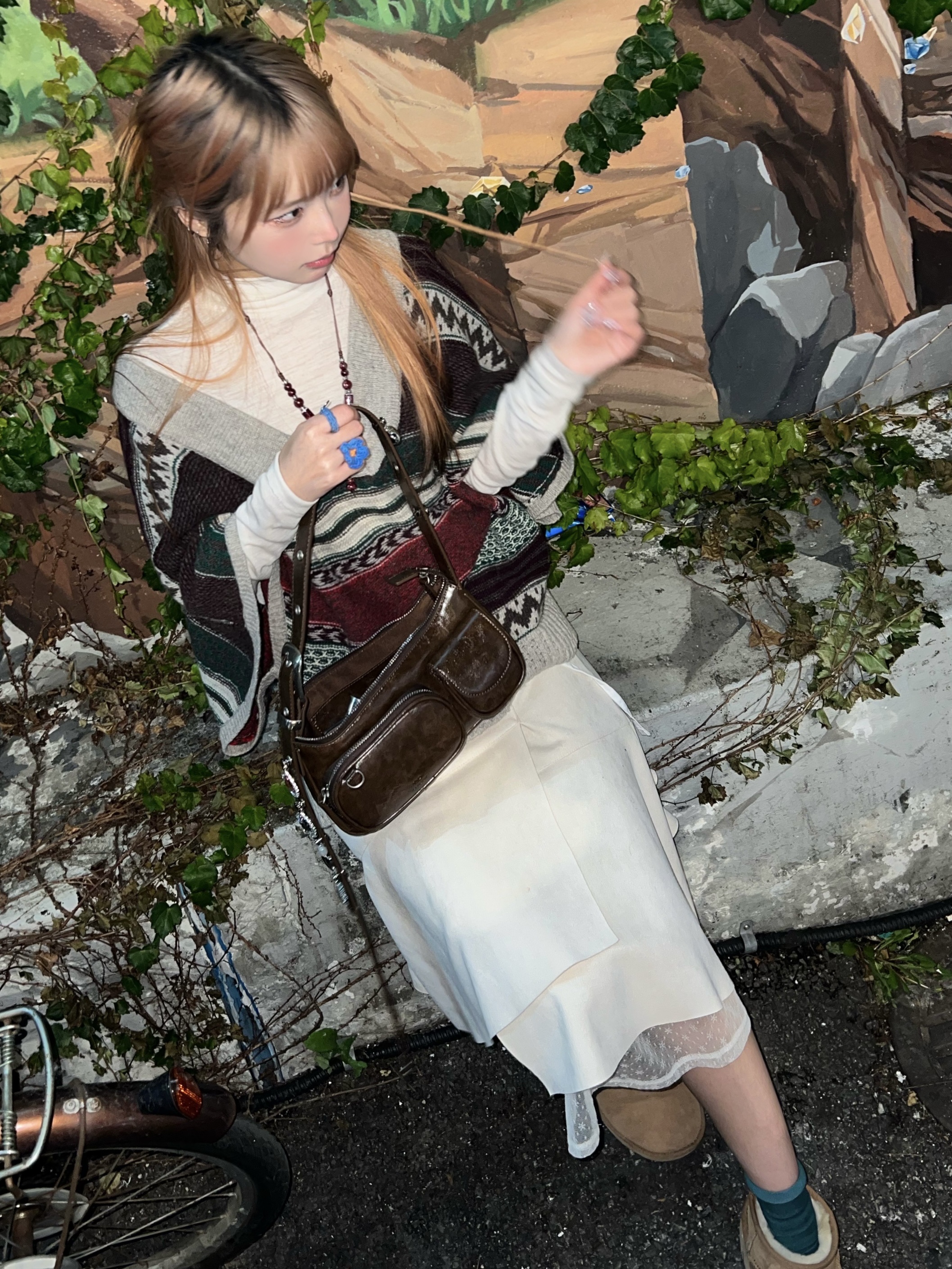 (W) UGG Classic Ultra Mini Boots Chestnut 착용 스타일 - 1