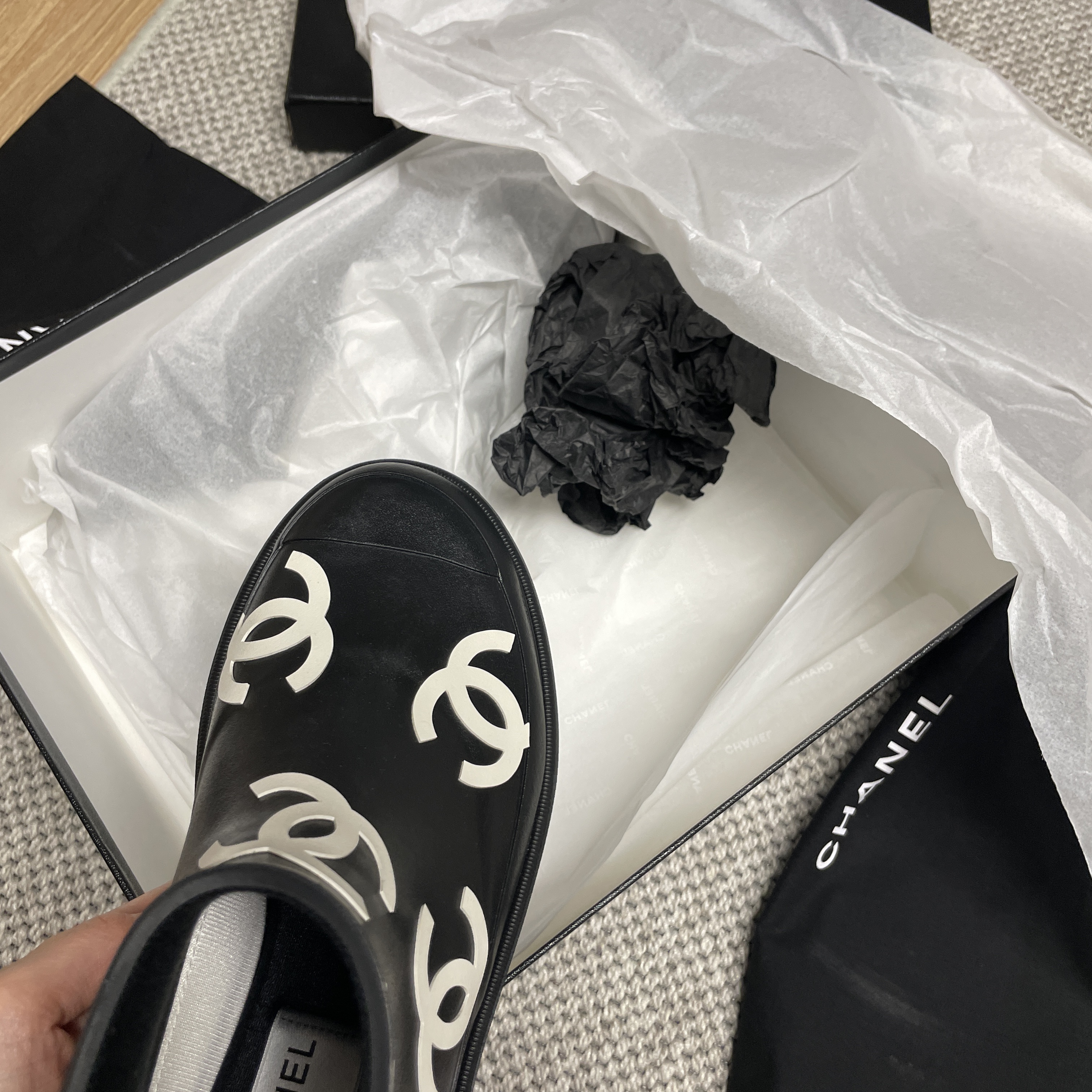 (W) Chanel Ankle Boots Caoutchouc & Black White 착용 스타일 - 2
