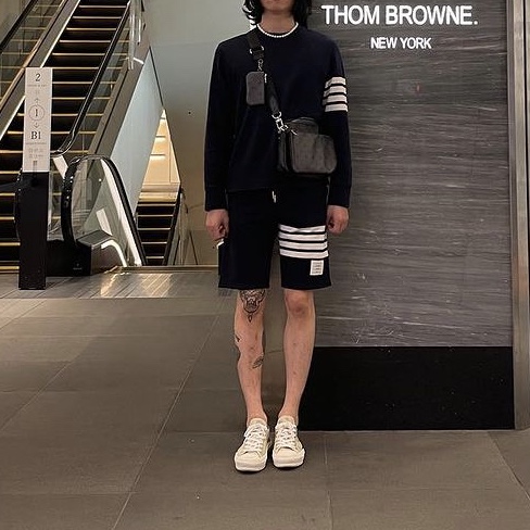 Thom Browne Engineered 4-Bar Sweatshirt Navy, Thom Browne Cotton LoopBack Knit Engineered 4-Bar Sweatshorts Navy 착용 스타일