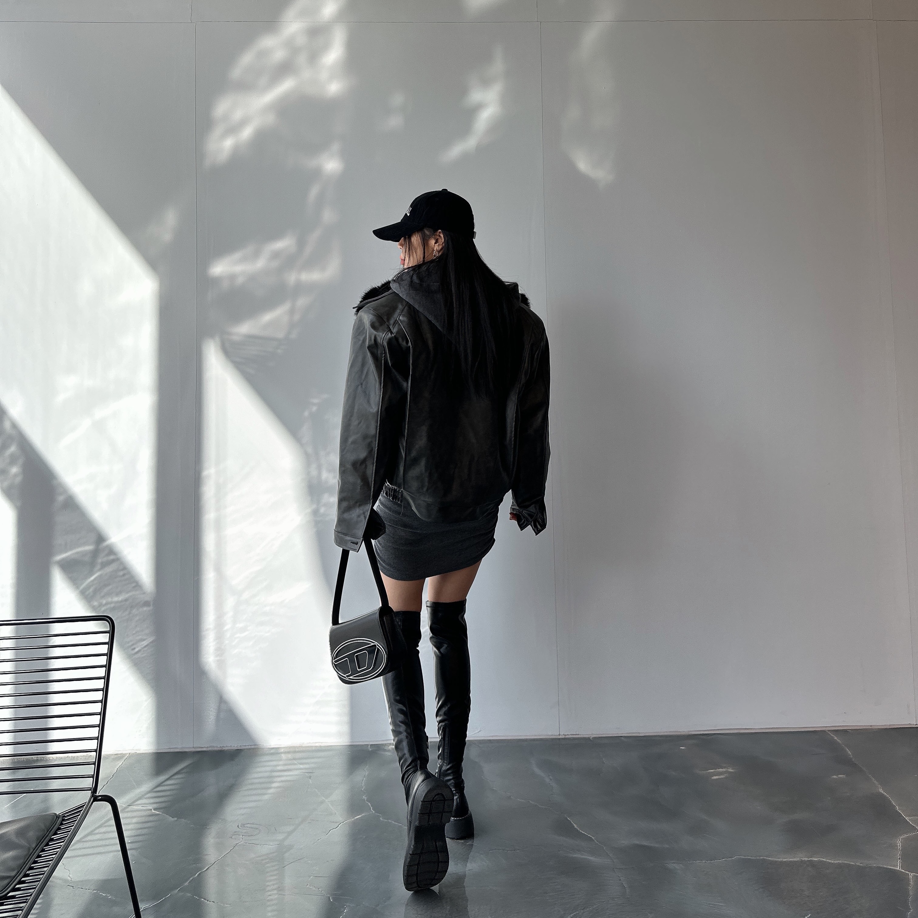 Diesel 1DR Shoulder Bag in Nappa Leather Black 착용 스타일