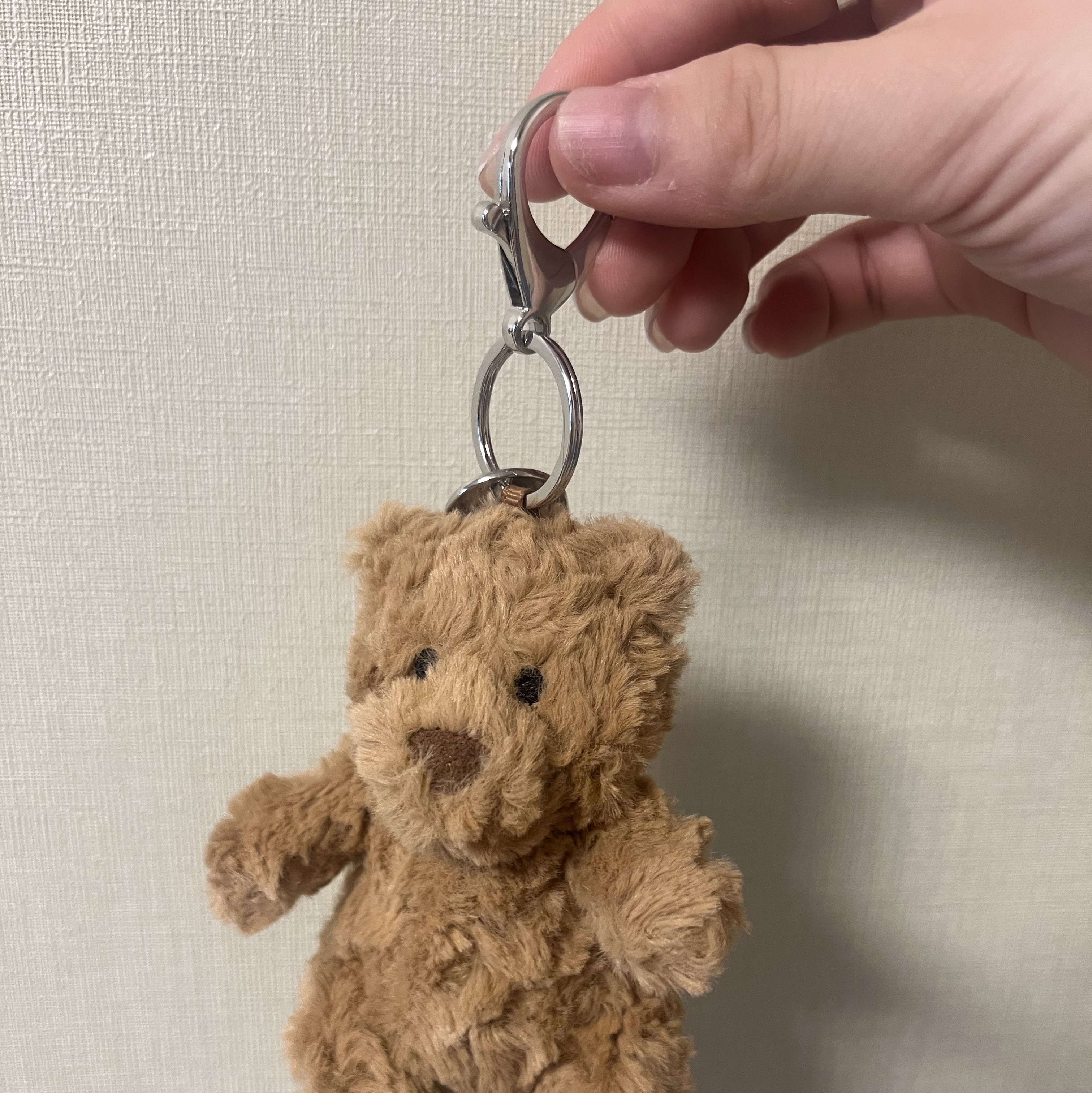 Jellycat Bartholomew Bear Bag Charm Brown 착용 스타일