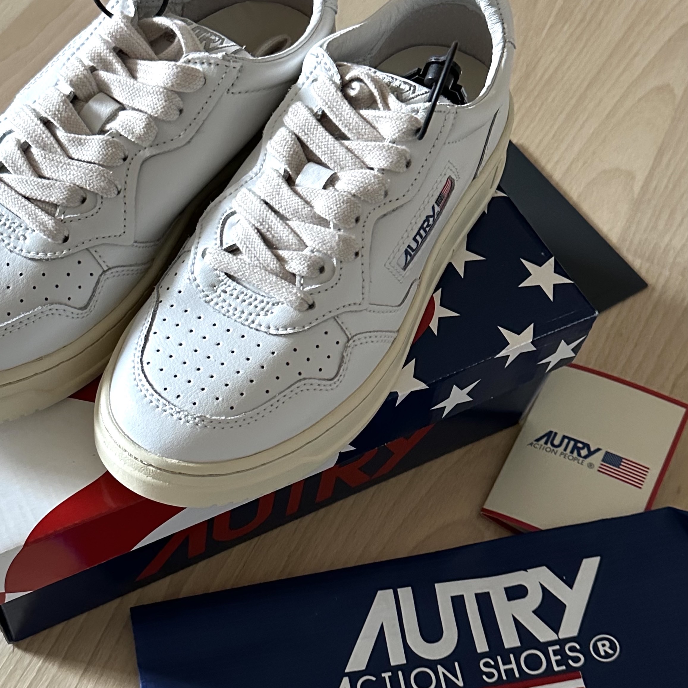 (W) Autry Medalist Low Leather Sneakers White 착용 스타일