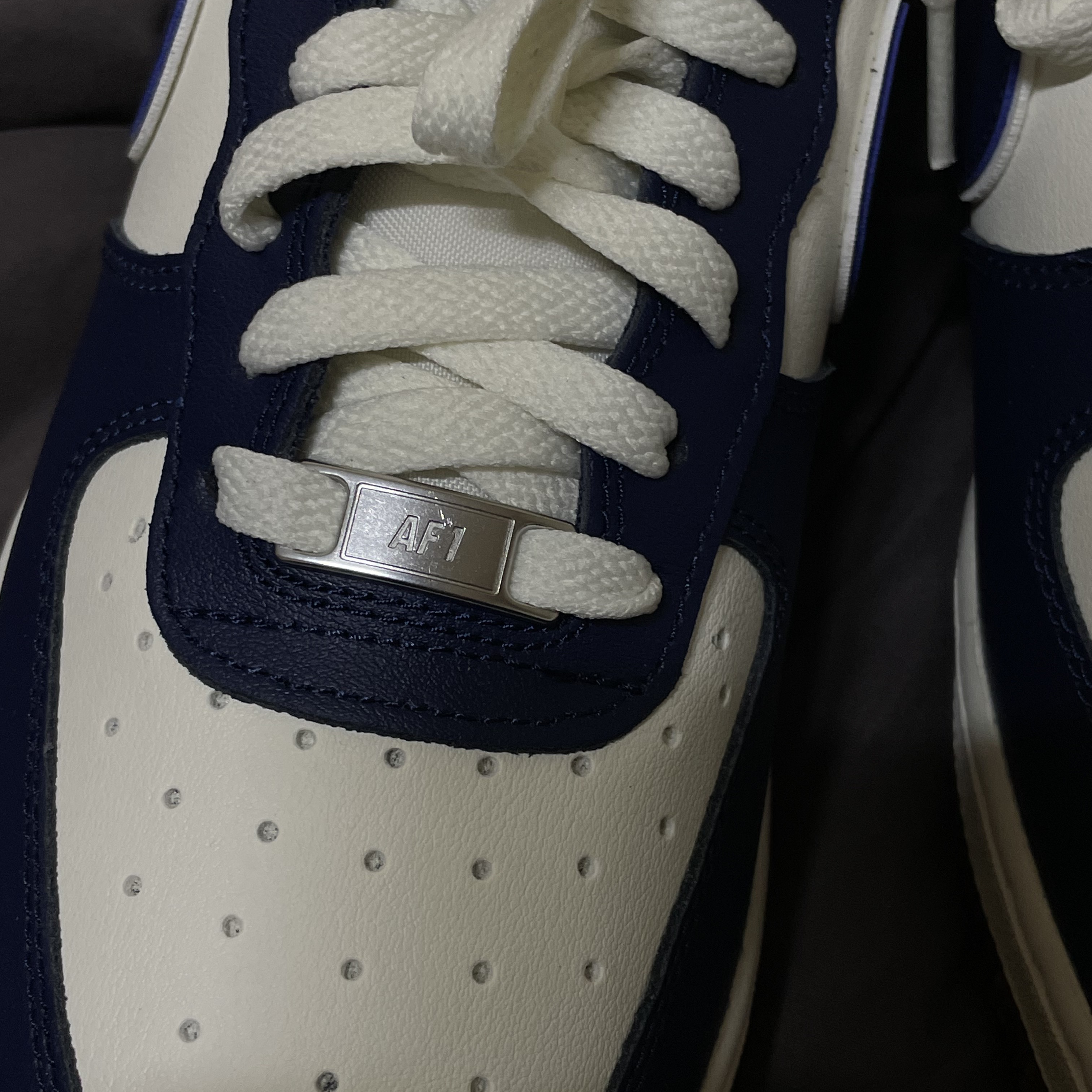 Nike Air Force 1 '07 LV8 Midnight Navy 착용 스타일 - 2