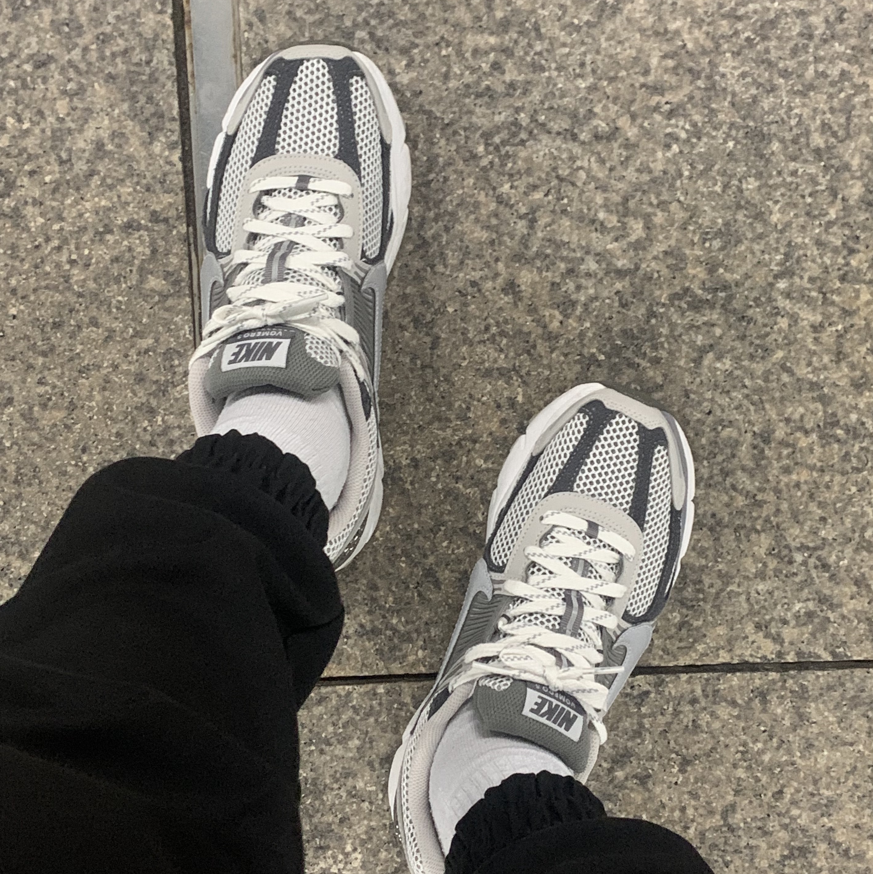Nike Zoom Vomero 5 PRM Light Iron Ore and Flat Fewter 착용 스타일