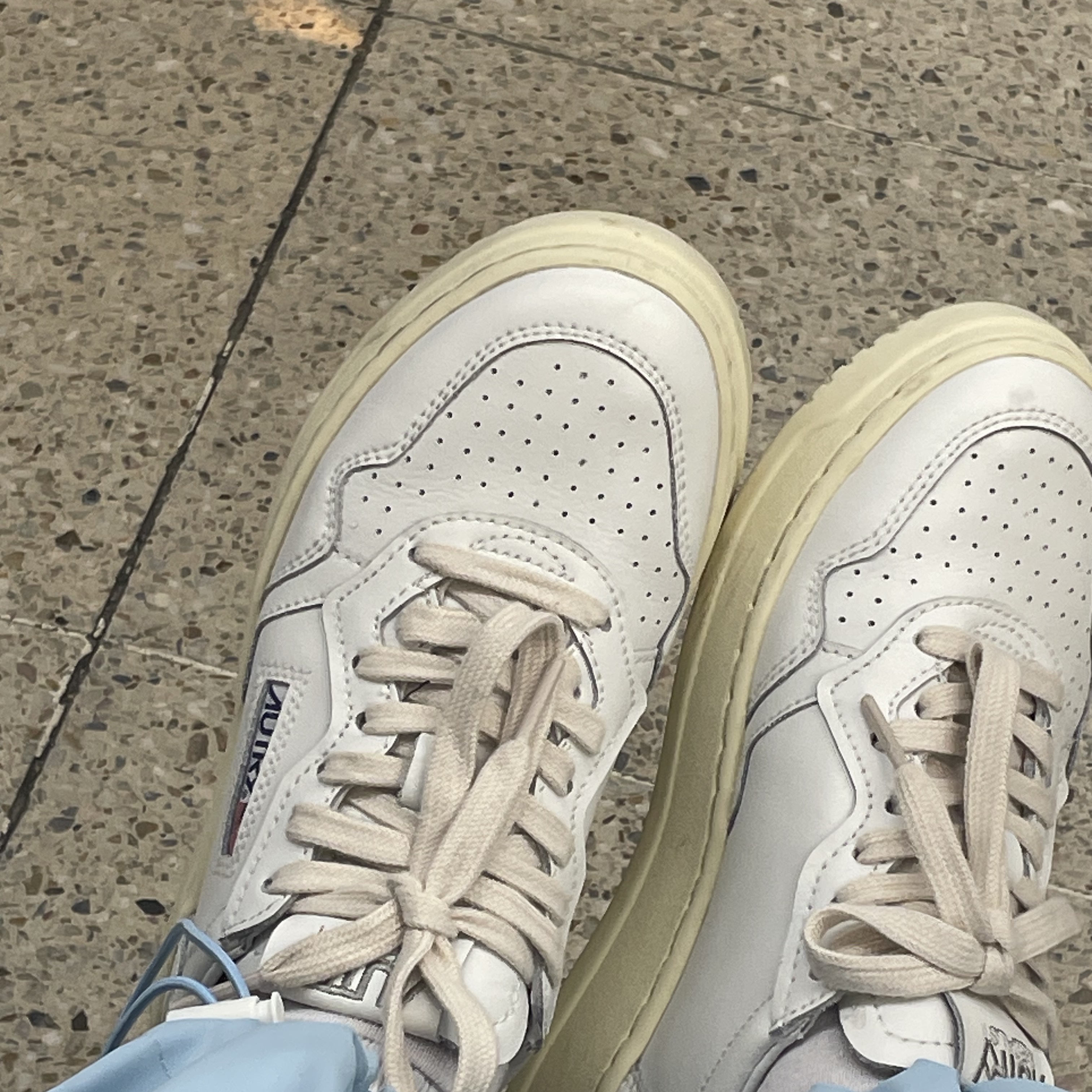 (W) Autry Medalist Low Leather Sneakers White 착용 스타일 - 2
