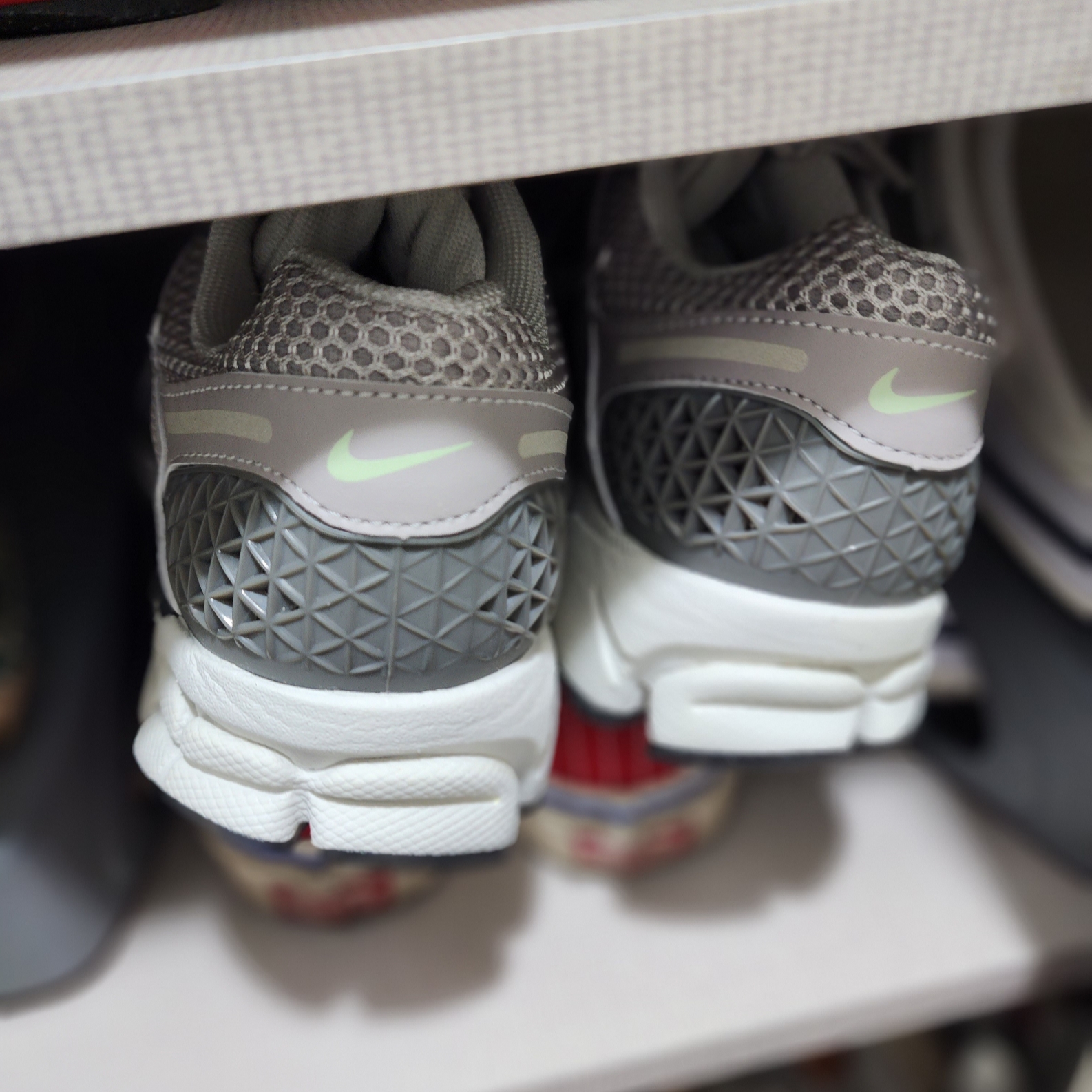 (W) Nike Zoom Vomero 5 Cobblestone and Flat Pewter 착용 스타일