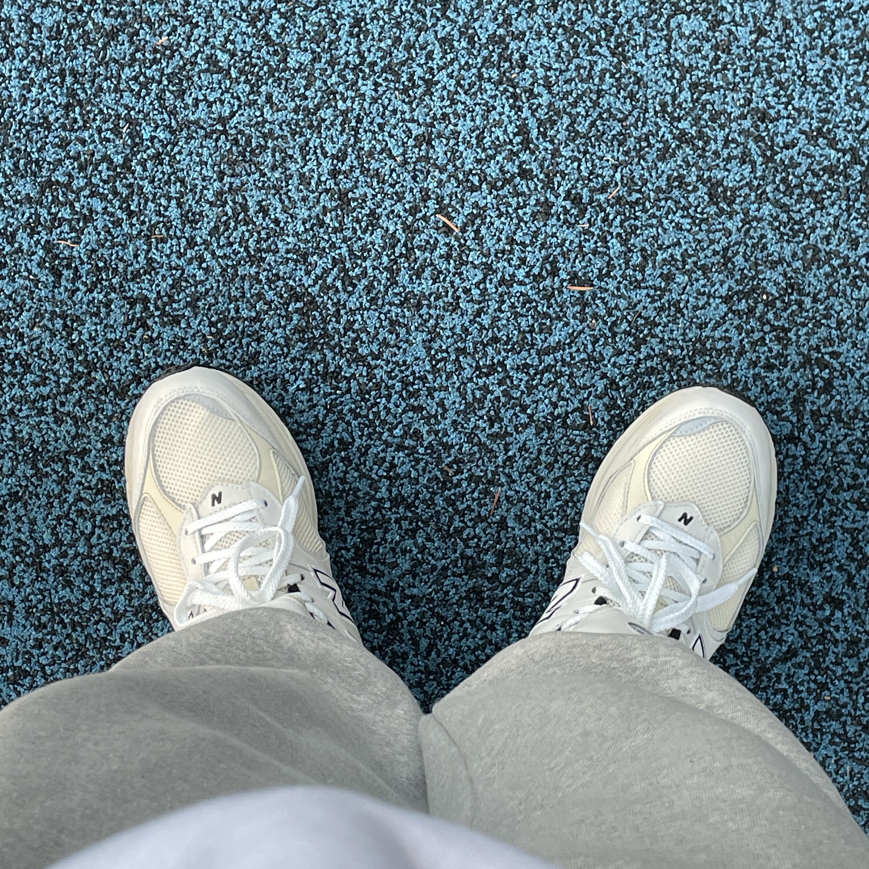 New Balance 2002R White 착용 스타일 - 1