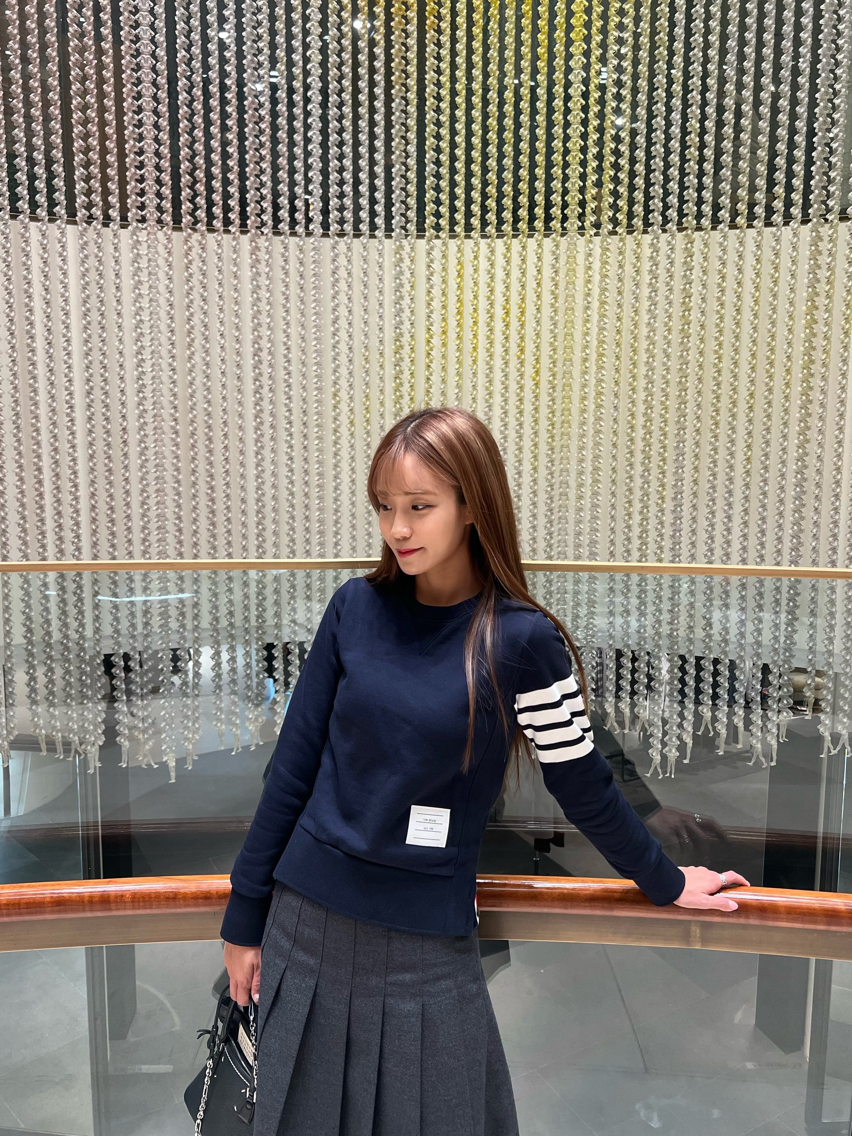Thom Browne Engineered 4-Bar Sweatshirt Navy, Maison Margiela 5AC Micro Bag Black 착용 스타일 - 3