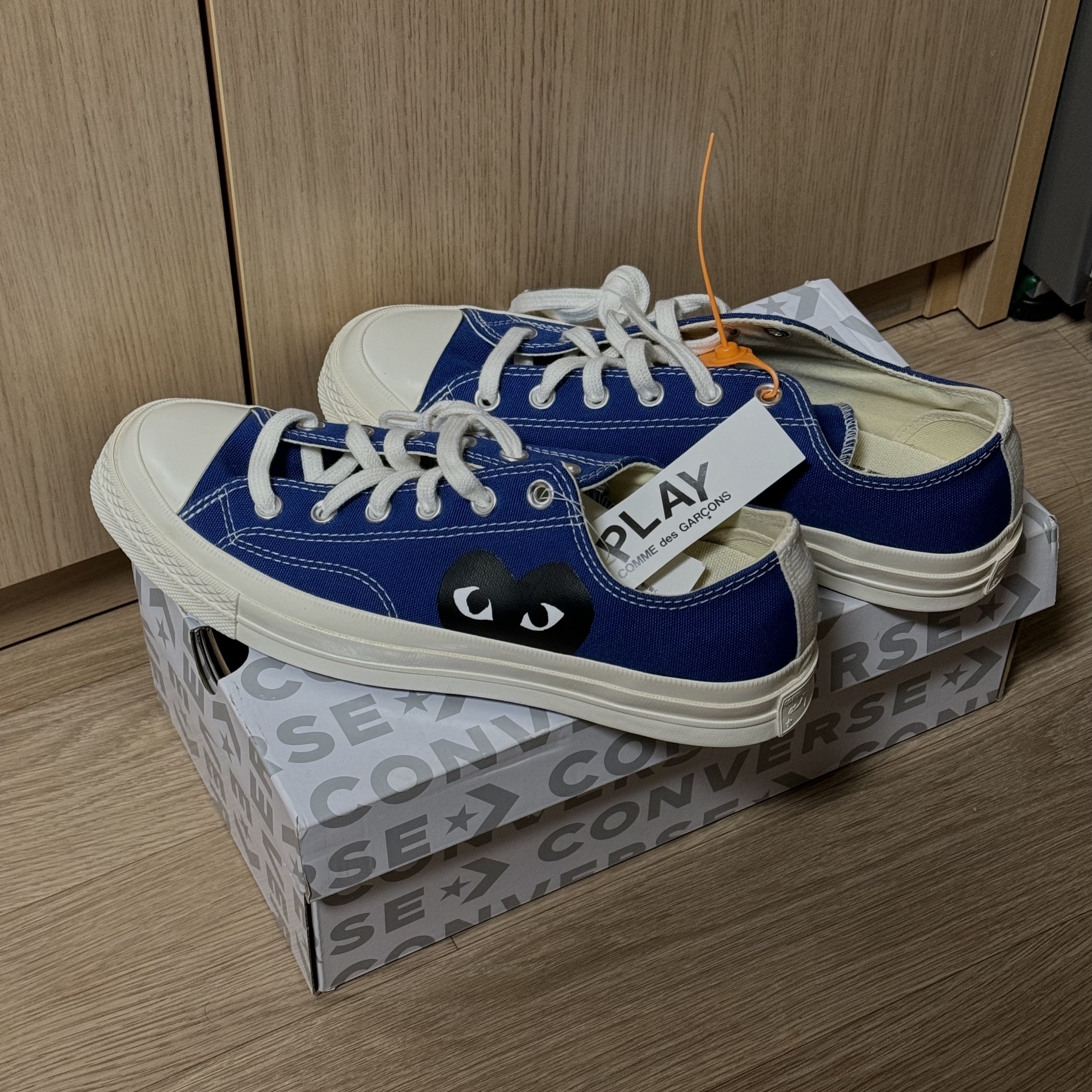 Converse x Play Comme des Garcons Chuck 70 Ox Blue Quartz 착용 스타일 - 1